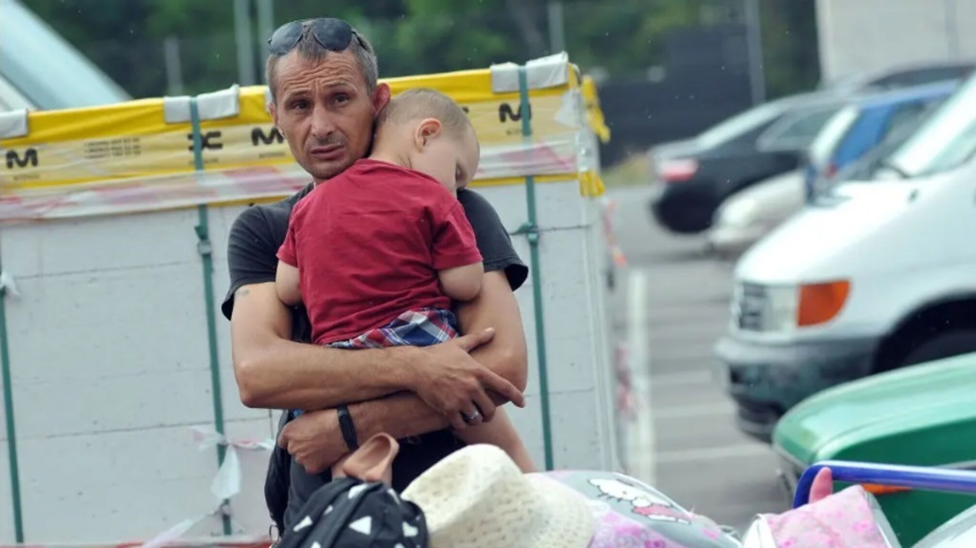 Мужчины могут уехать за границу, если они самостоятельно воспитывают ребенка