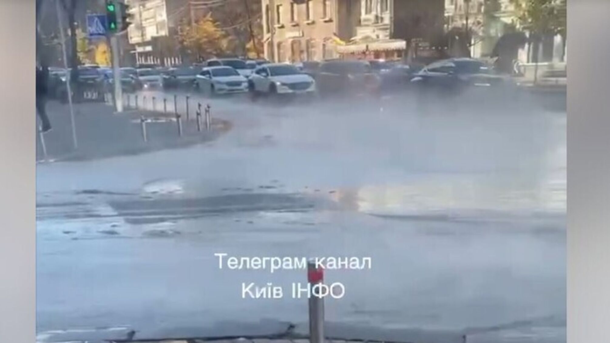 'Гейзер' на 'Олимпийской': в центре Киева произошел прорыв теплотрассы (видео)