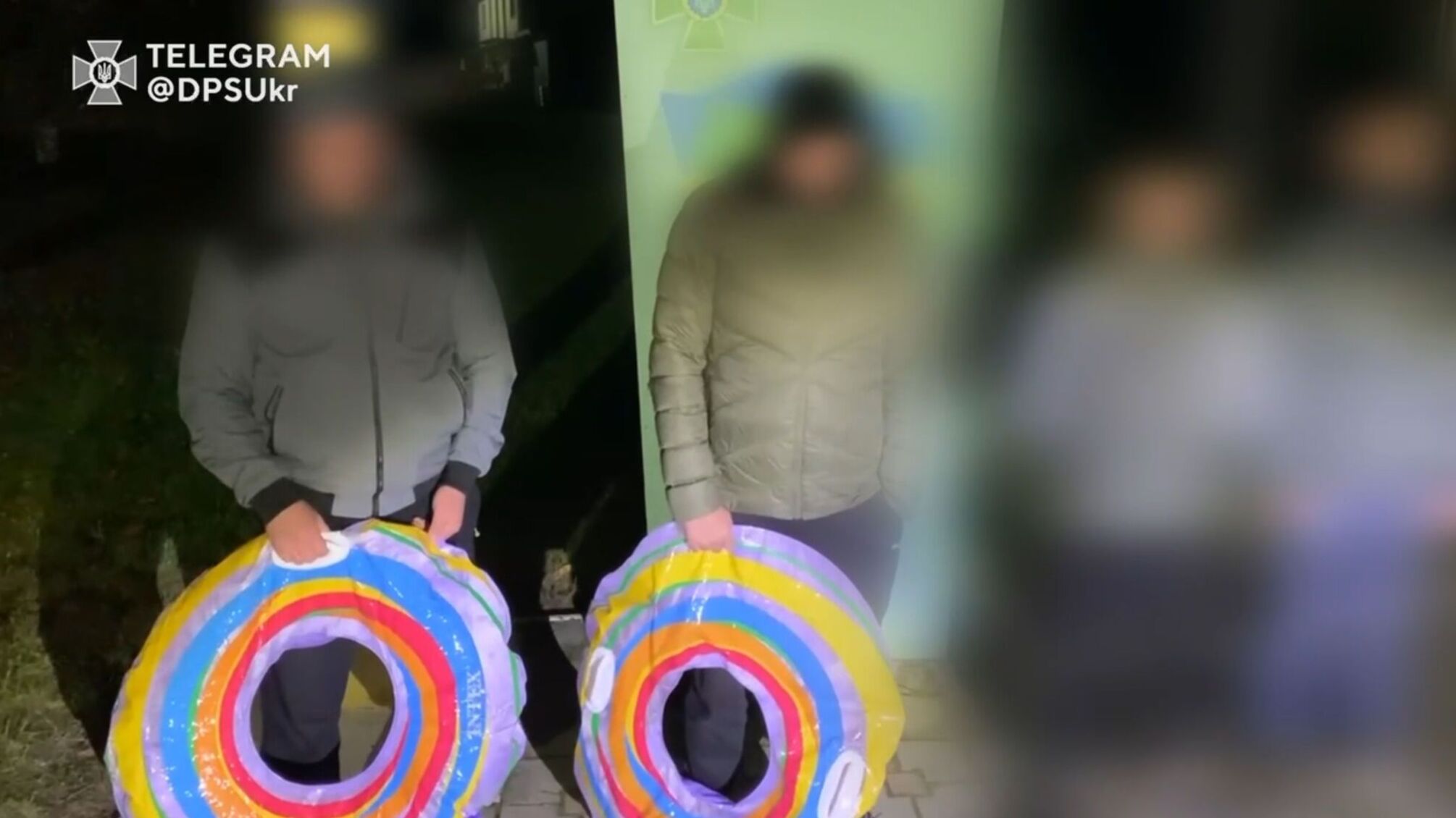 С надувными 'пончиками' через границу: ГПСУ задержала двоих мужчин возле реки Тиса в Закарпатье