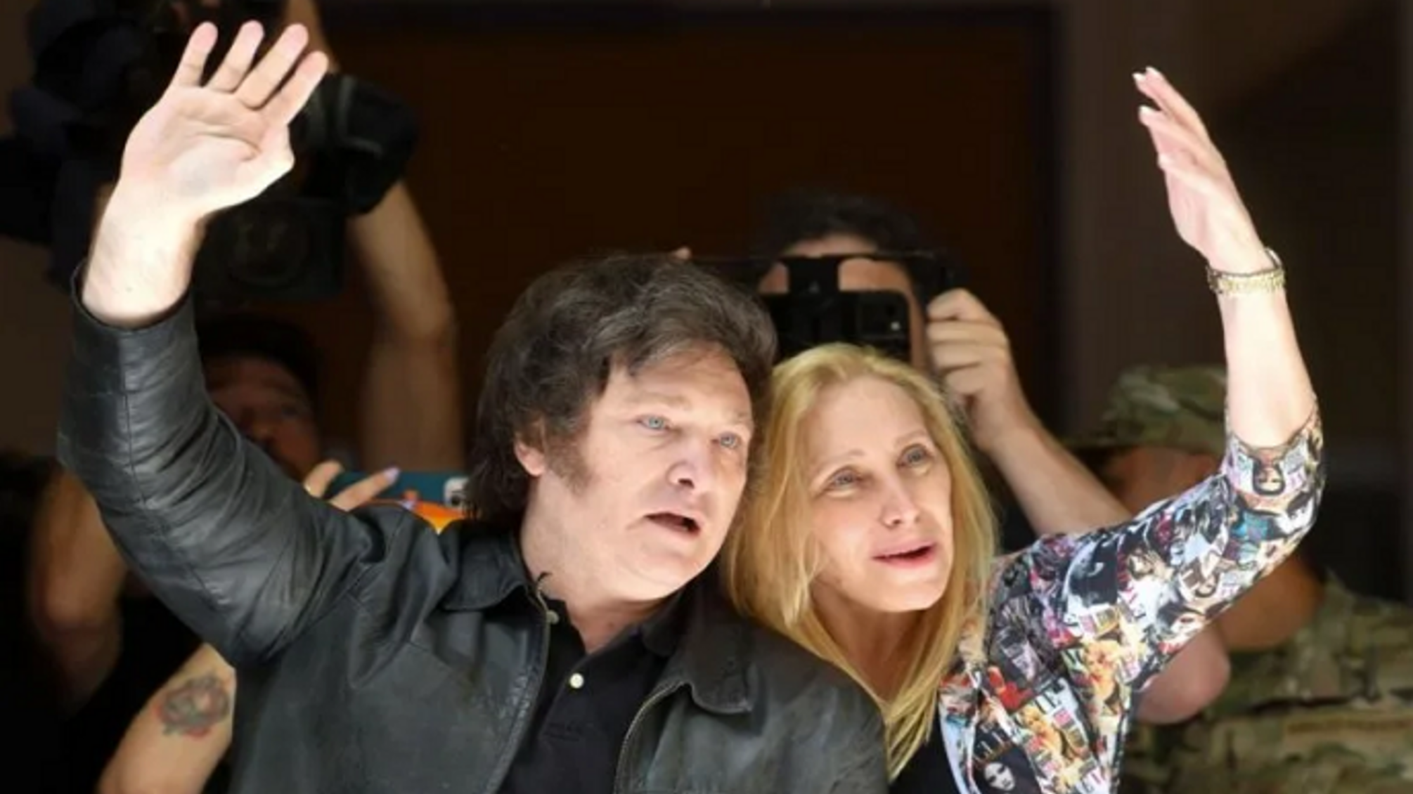 Хав'єр Мілей із сестрою Каріною вітає виборців після голосування в Буенос-Айресі