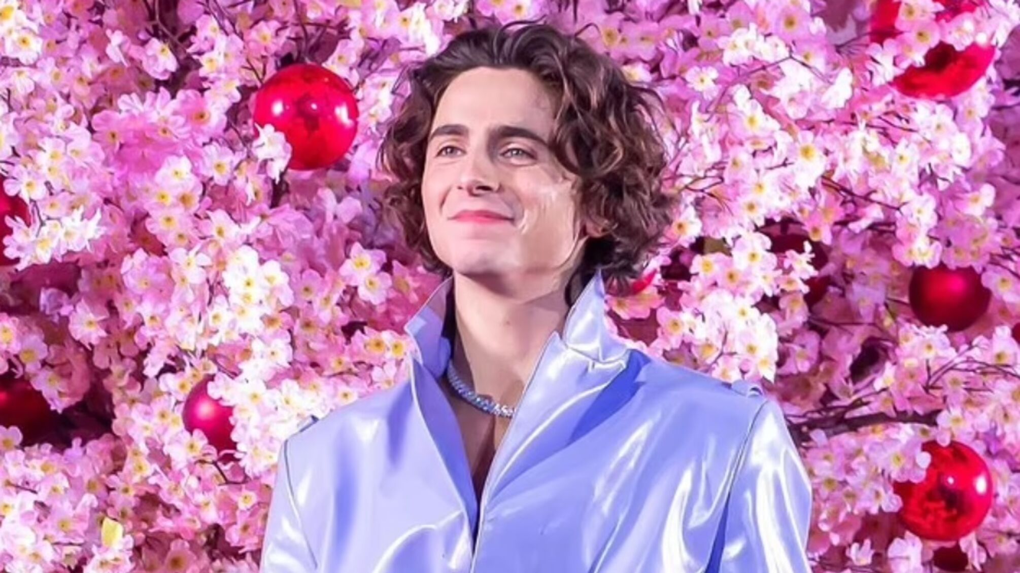 Тимоти Шаламе представил своего героя Вилли Вонку в привлекательном ансамбле