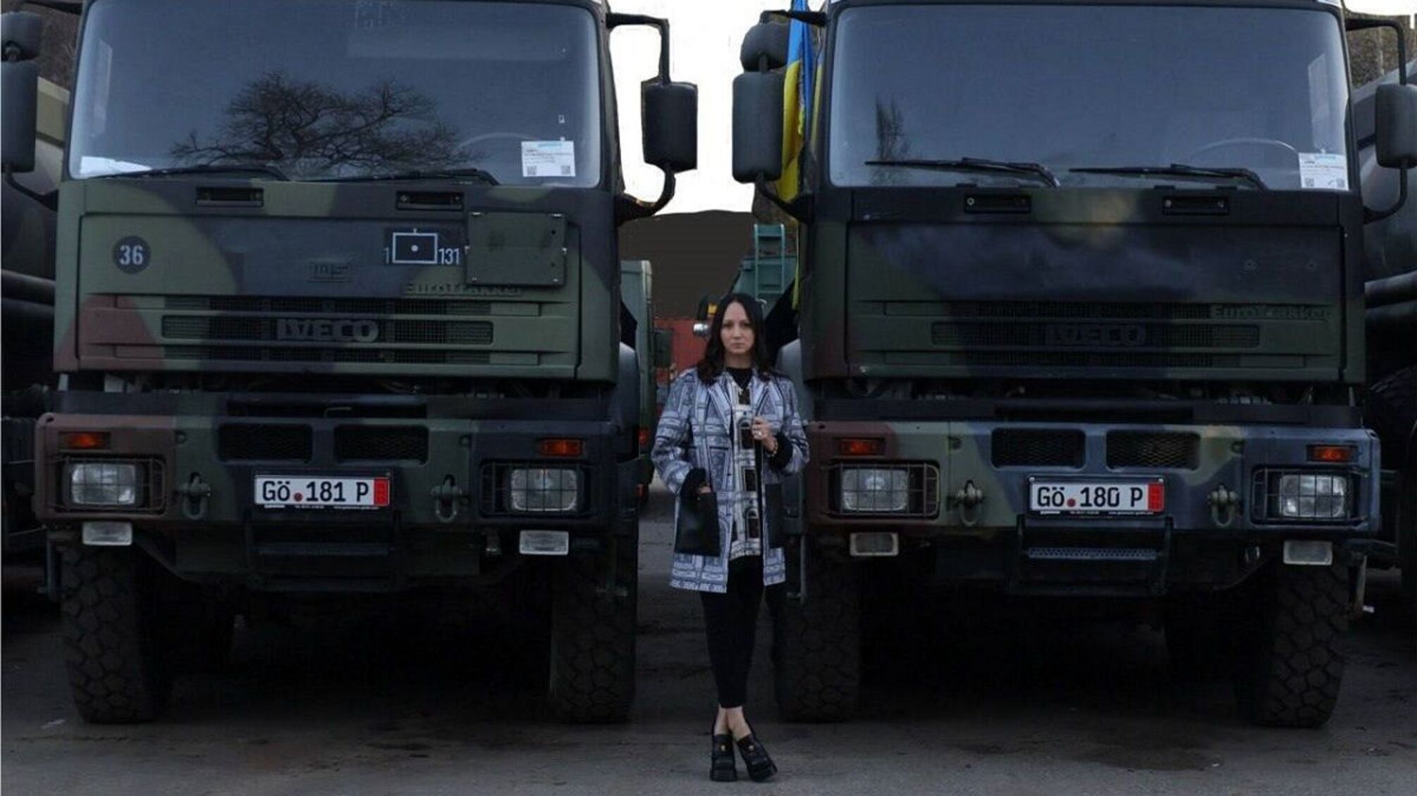 Волонтерка Владислава Молчанова передає автівки військовим 