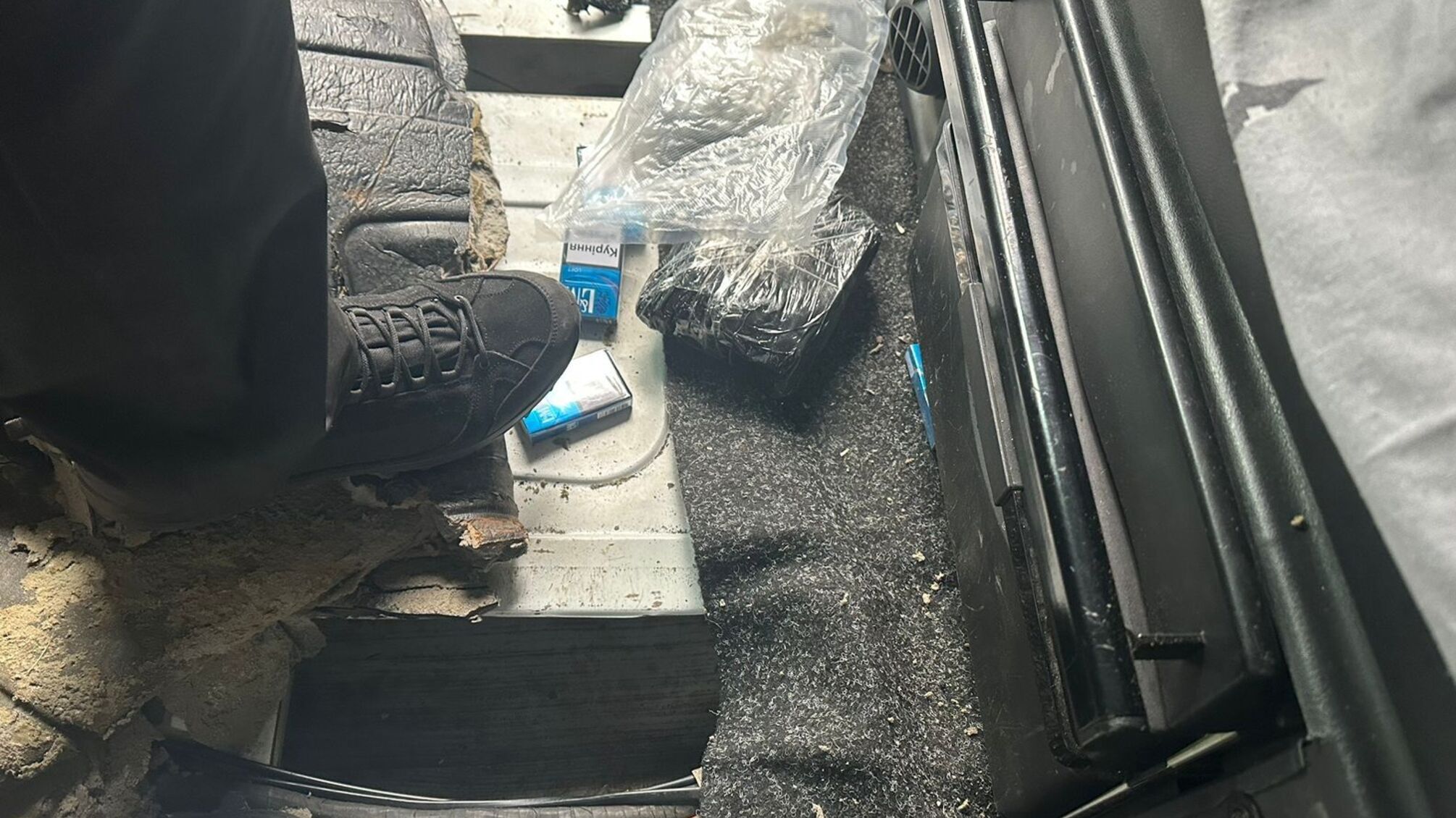 На кордоні з Угорщиною прикордонники зупинили вантажівку зі сховками, в яких знайшли контрабандні цигарки та наркотики