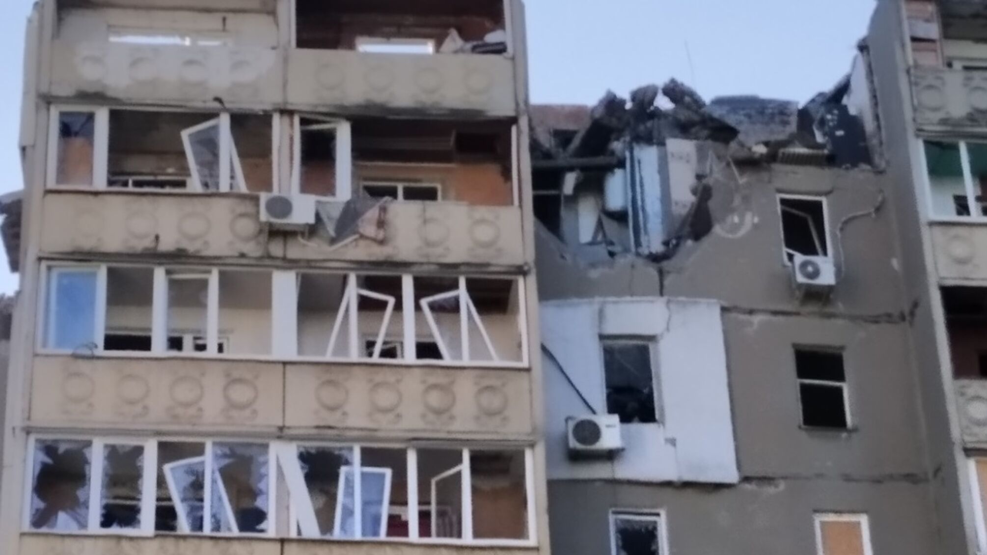 Бездомные из-за войны: в Николаеве владельцы поврежденного жилья борются за восстановление подъезда
