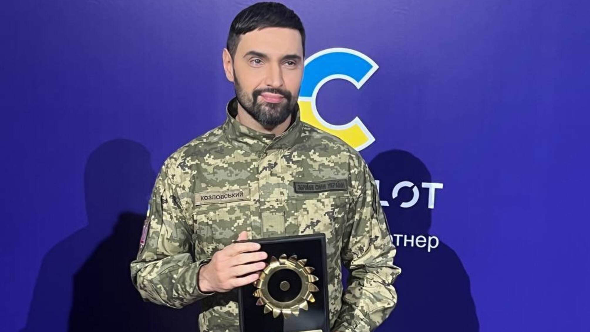 Віталій Козловський вийшов на сцену в камуфляжі