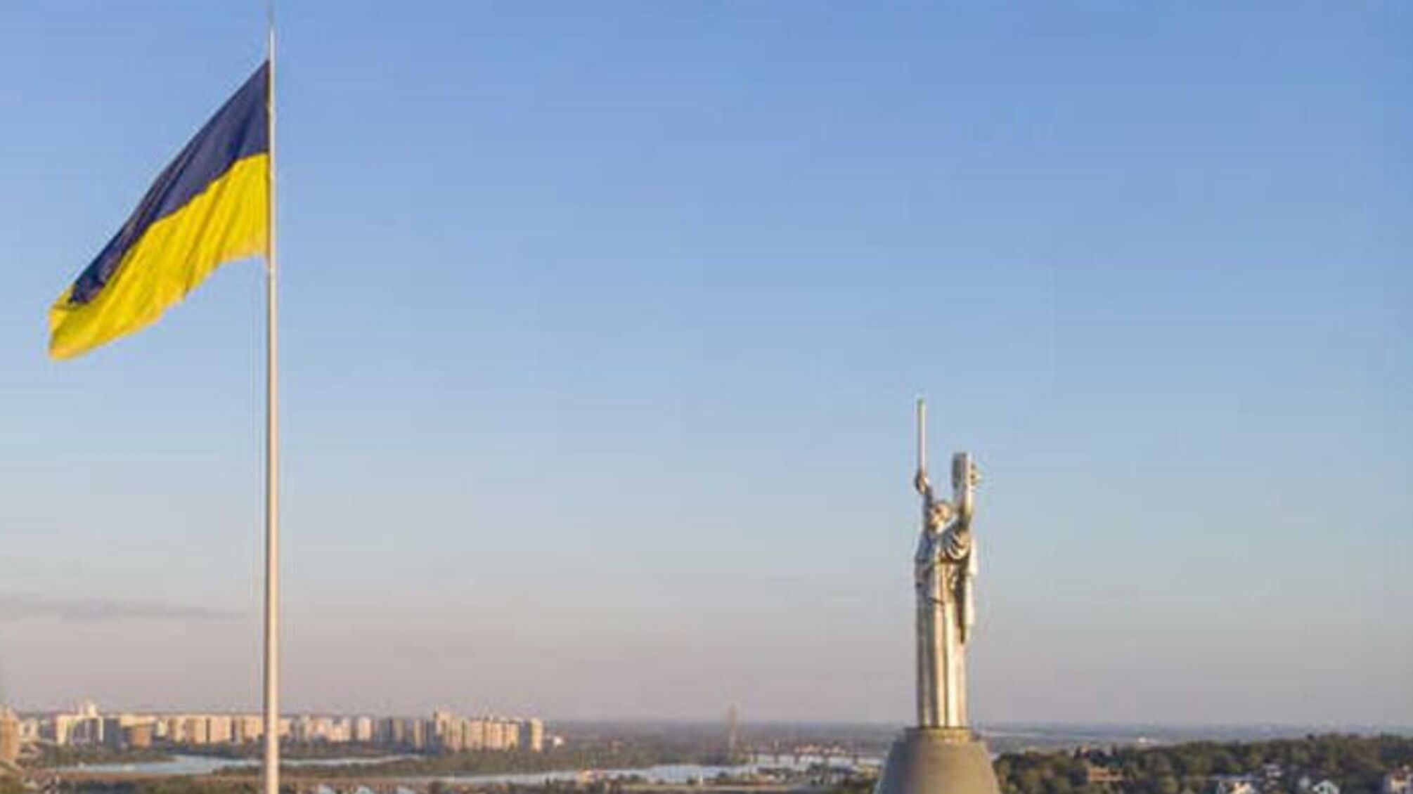 В Киеве непогода повредила самый большой флаг Украины возле монумента Родина-Мать
