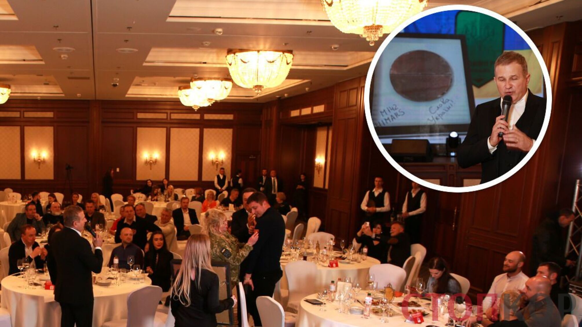 много людей за столиками в ресторане