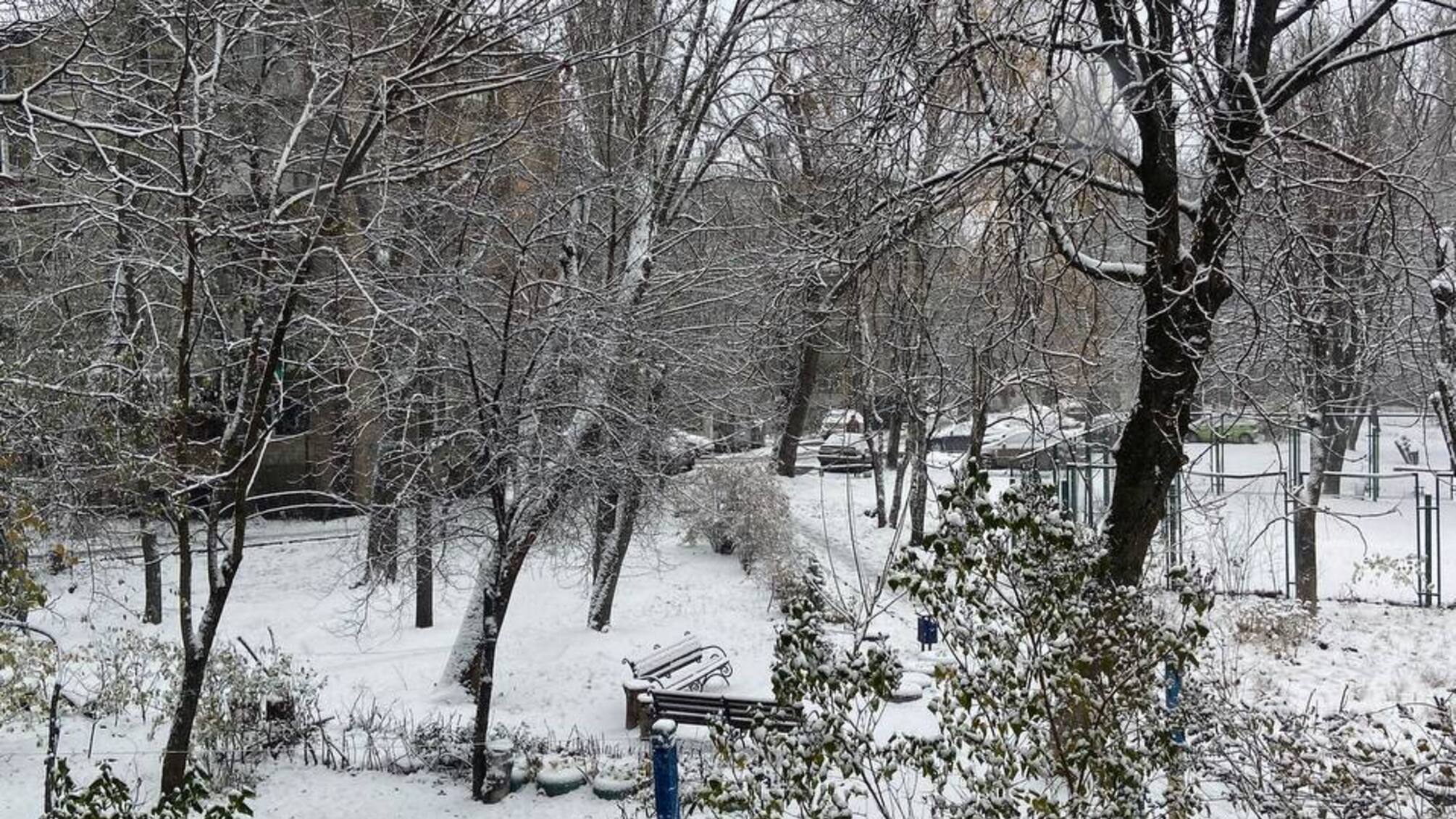 Киевлян также призывают быть осторожными, на дорогах гололедица