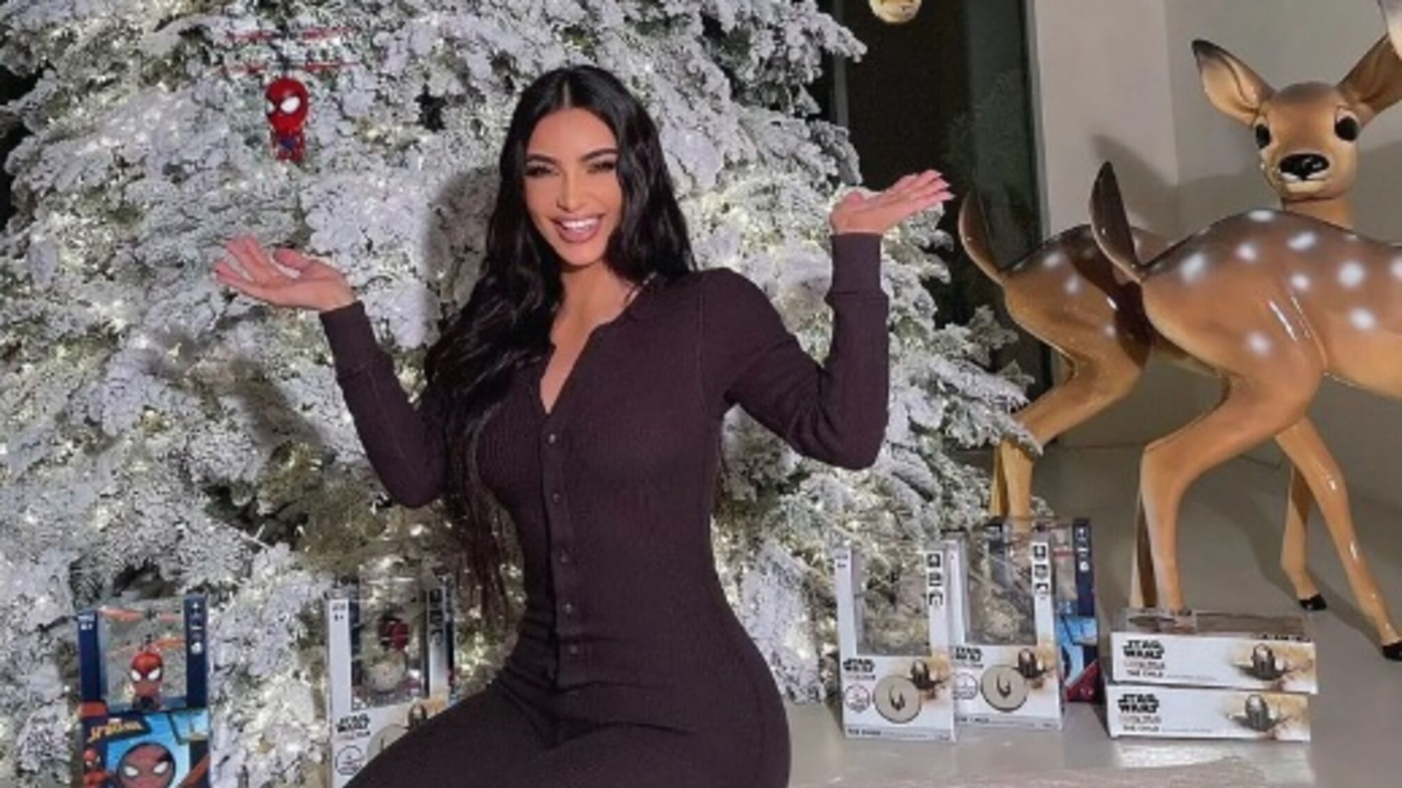 Кім Кардаш'ян показала, як прикрасила подвір'я свого особняка