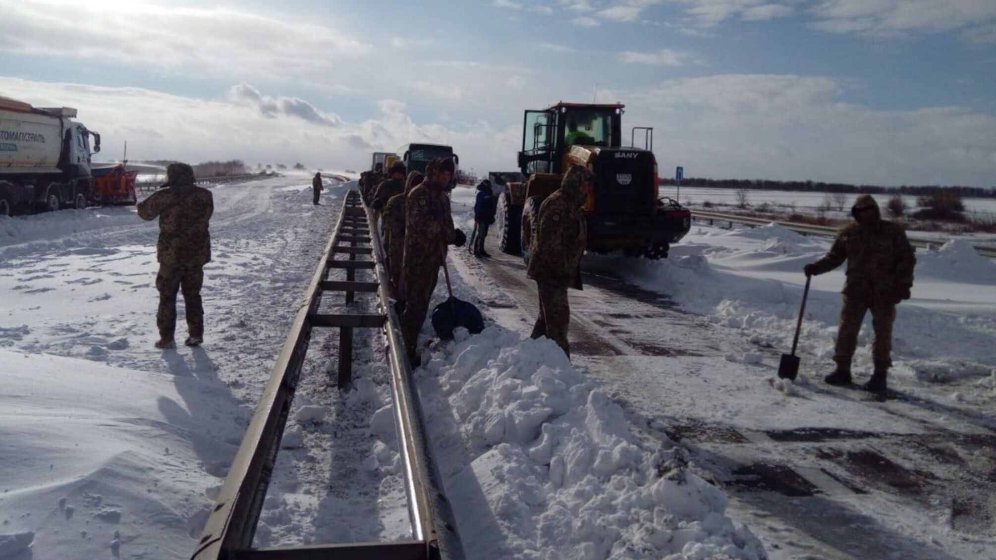Военные приобщились к спасению людей из сугробов в Одесской области (фото)