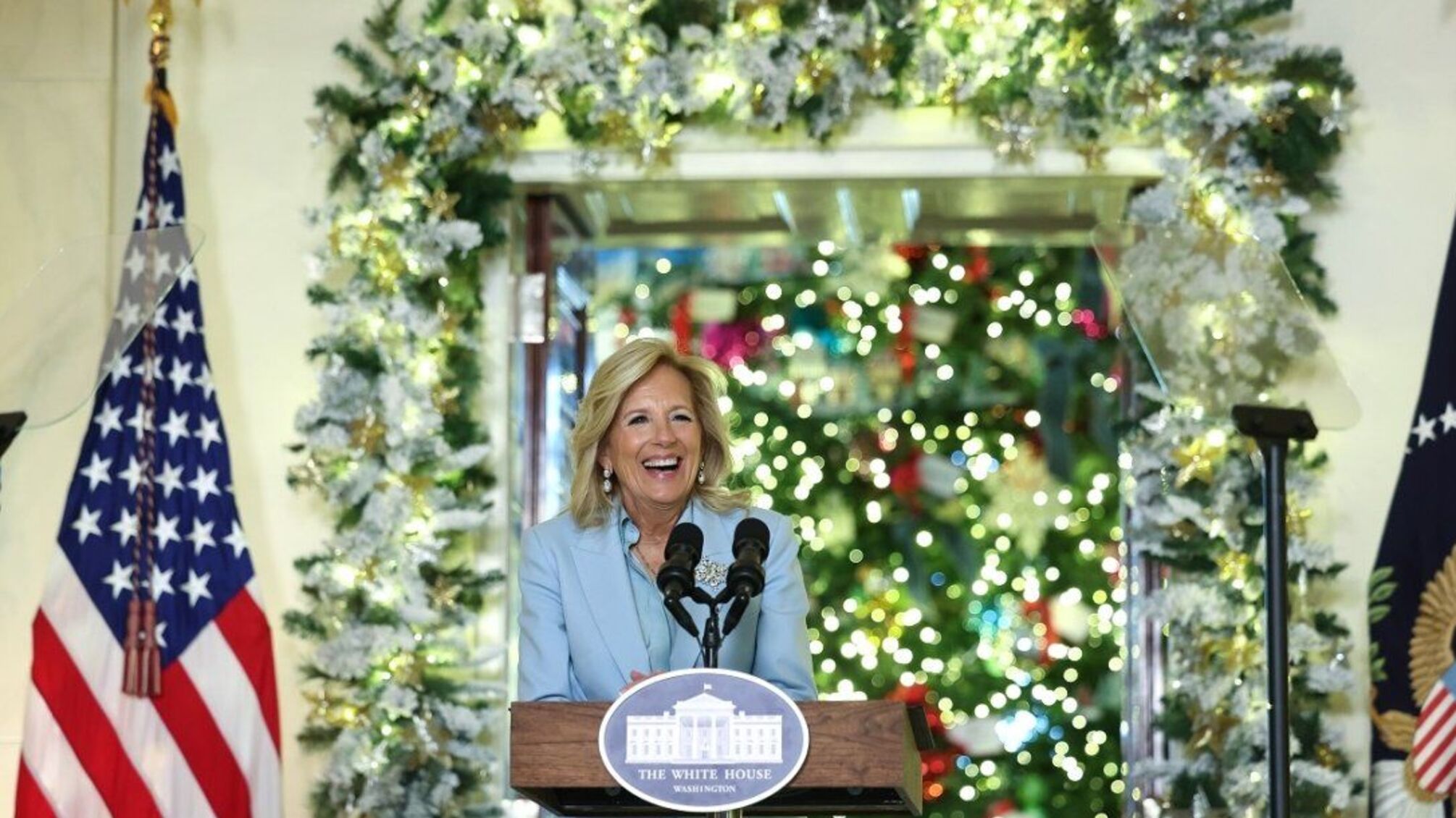 Первая Леди Джилл Байден показала, как украсила Белый Дом к праздникам.