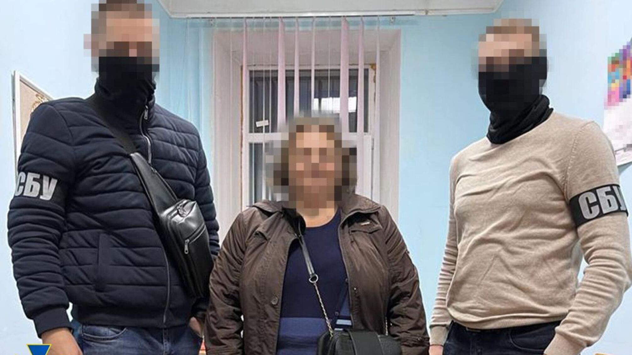 Две чиновницы переоформляли документы в соответствии с российским законодательством