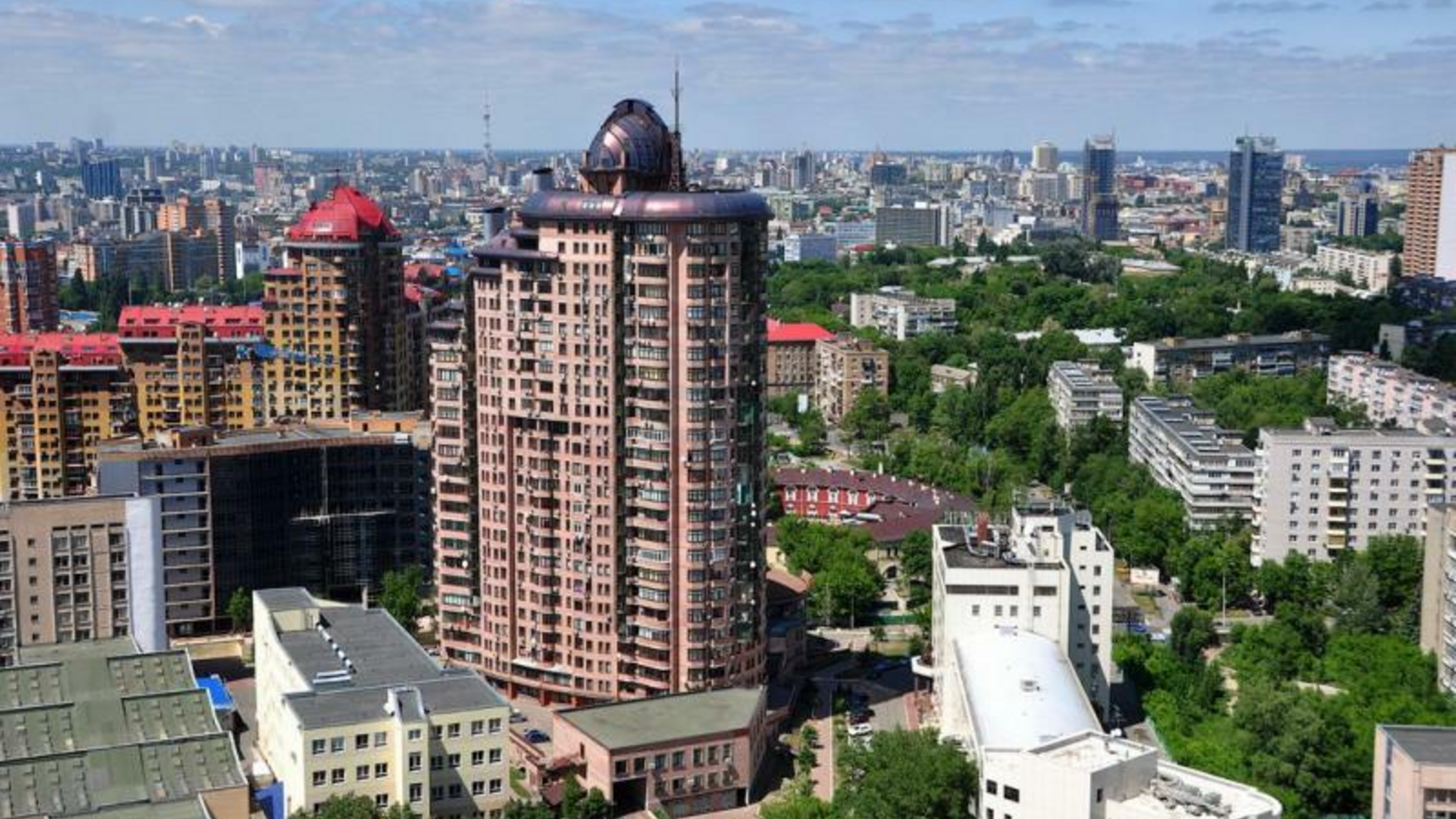 В Печерском районе столицы мужчина выбросился из окна многоэтажки, - Киев INFO