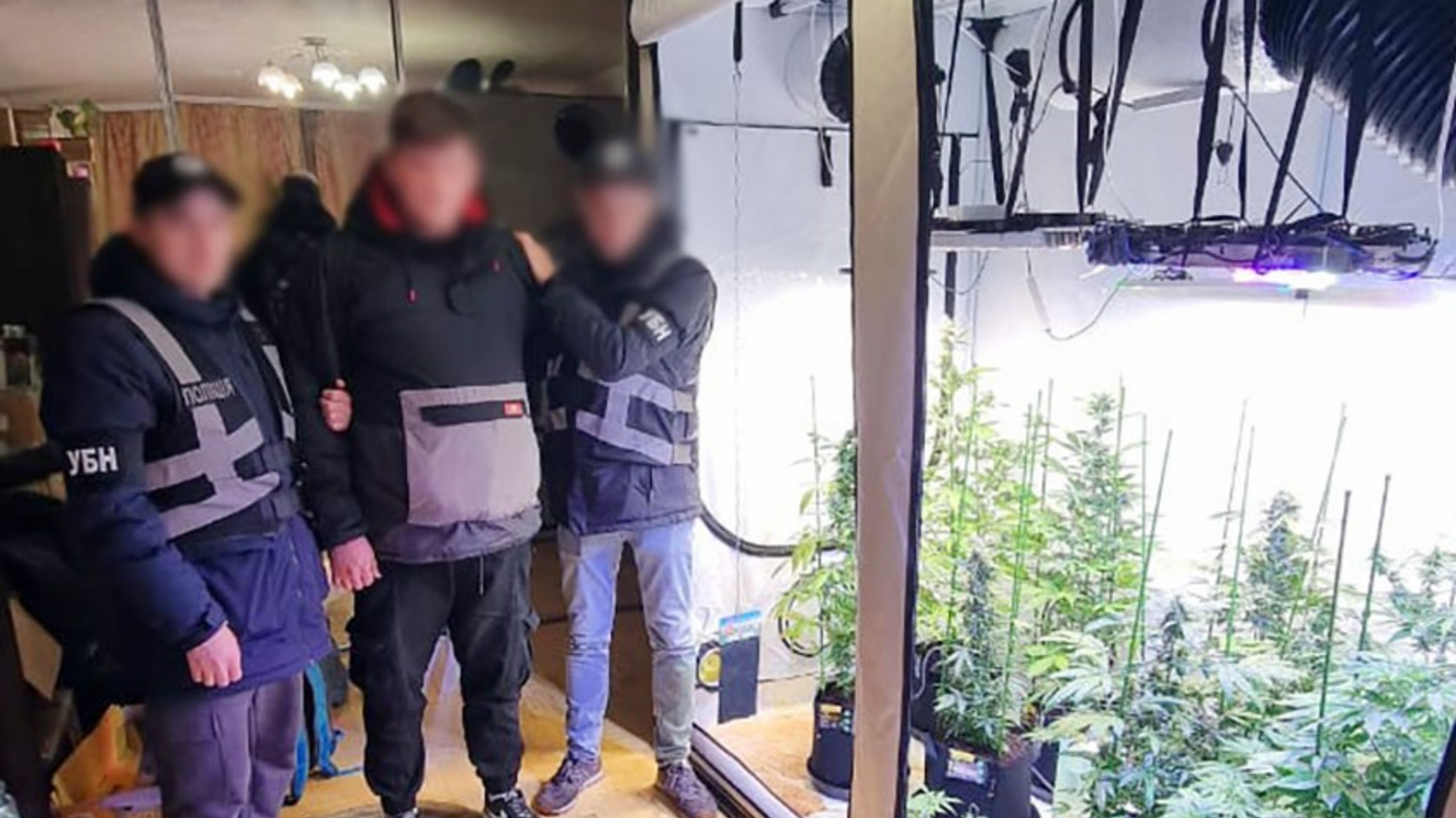 Столичные полицейские разоблачили очередную 'службу доставки' наркотиков: были изъяты 'продукции' на полмиллиона гривен