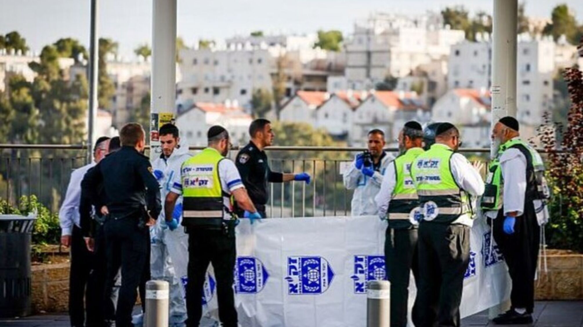 В Иерусалиме неизвестные стреляли по людям на остановке: есть погибшие (видео)