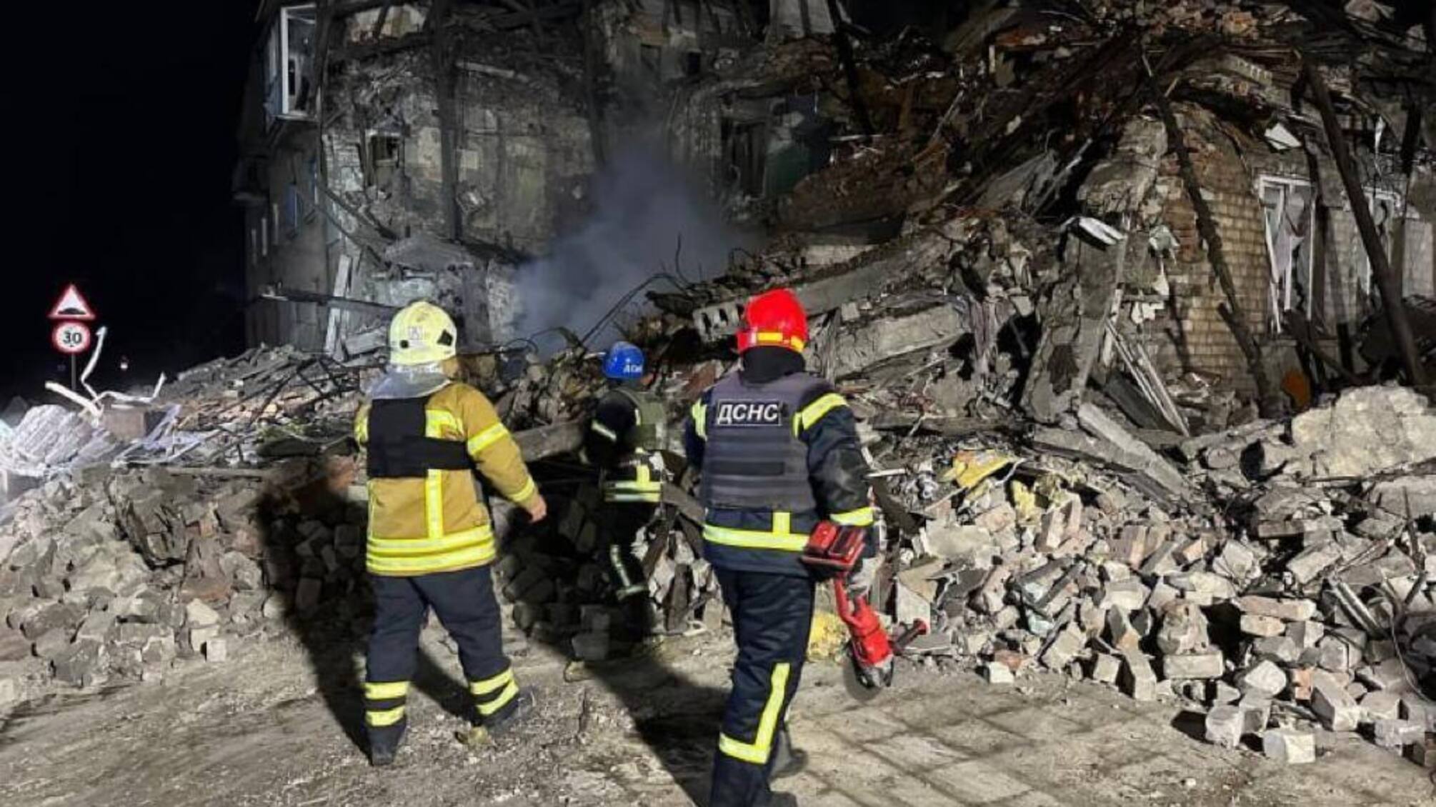 В Покровске в результате ночной атаки пострадали 10 человек, еще 5 — ищут под завалами, — МВД