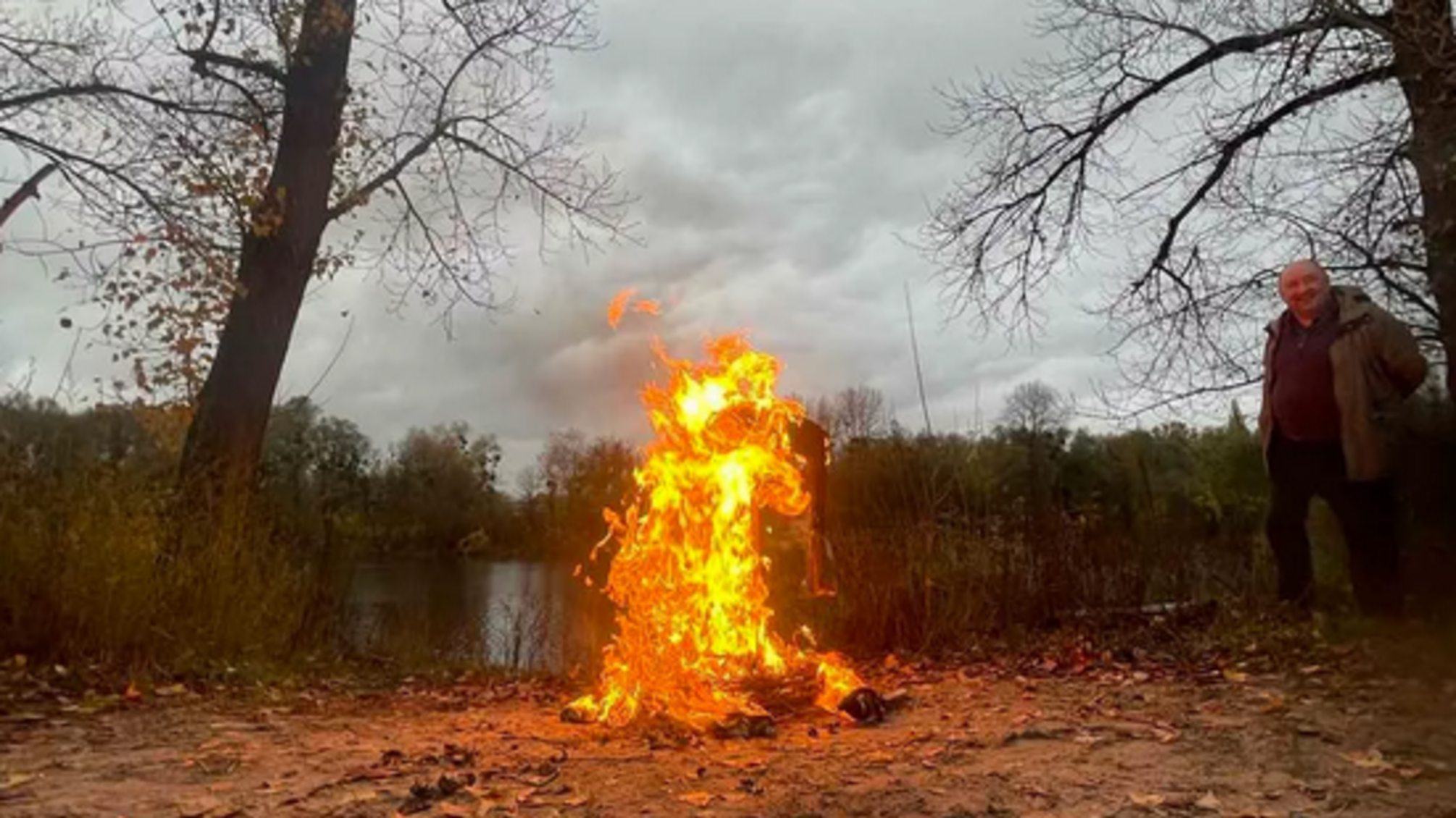 В Киеве защитники окружающей среды сожгли чучело депутата