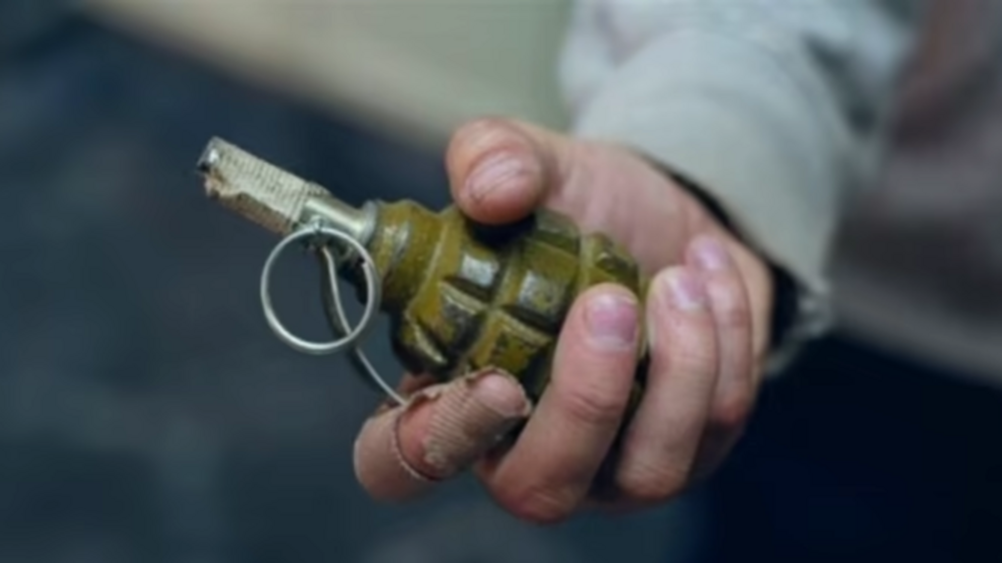 В Одесской области мужчина в камуфлированной форме бросил в микроавтобус гранату