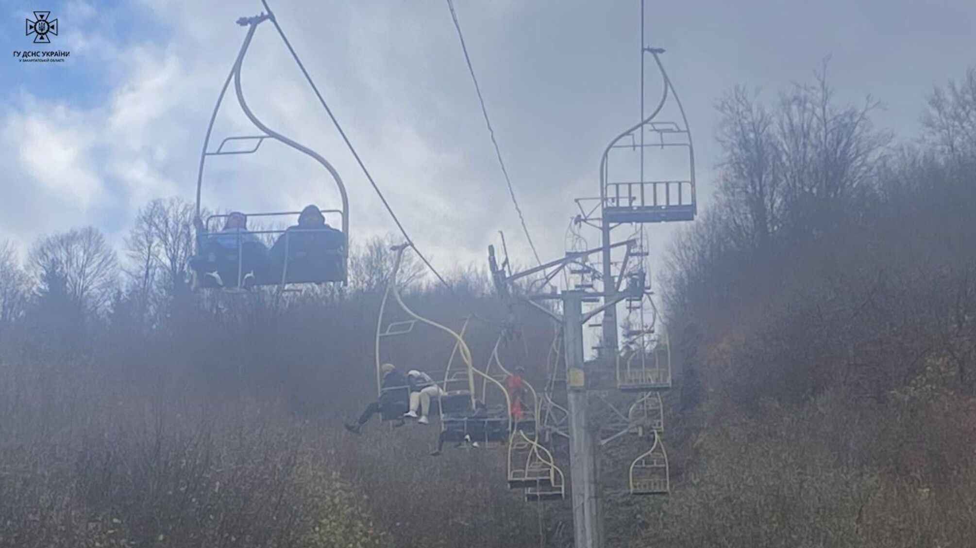 На Закарпатье более 20 человек застряли на подъемнике в горах: подробности спасательной операции