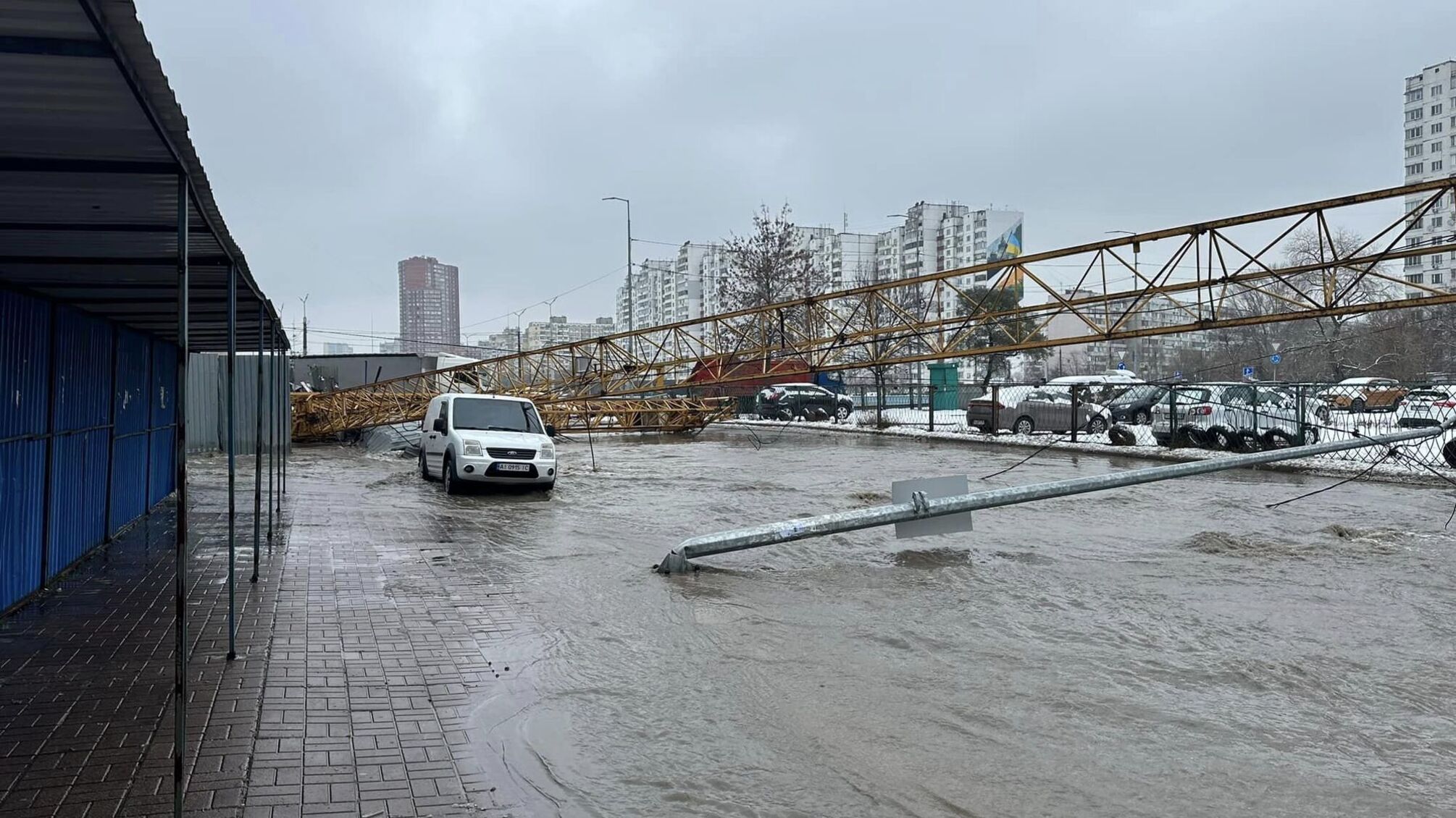 Киевский потоп: на Позняках 'устал' строительный кран и залило улицу