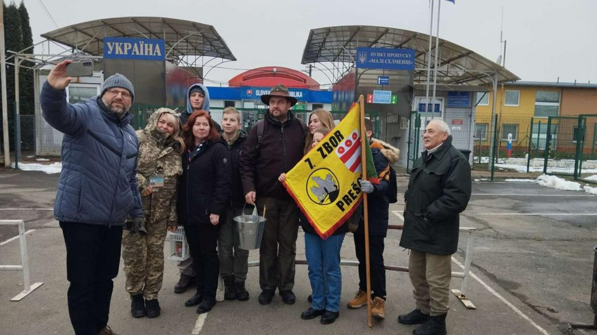К Рождеству: словацкие скауты передали украинским пограничникам Вифлеемский огонь мира