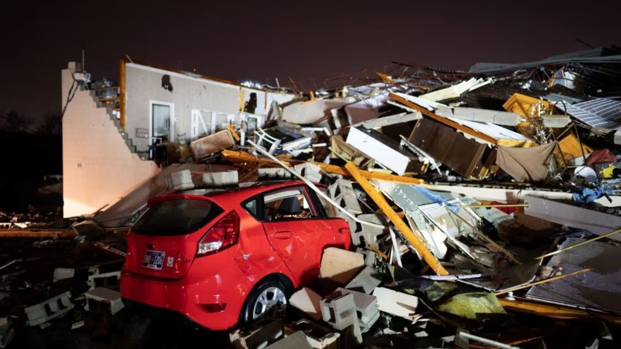В США по меньшей мере 6 погибших после мощного торнадо в штате Теннесси (фото)