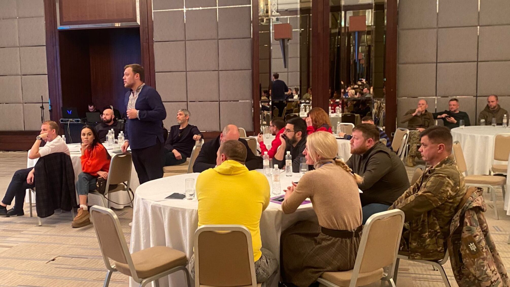 На собрании присутствовали волонтеры, общественные деятели и представители местных властей.