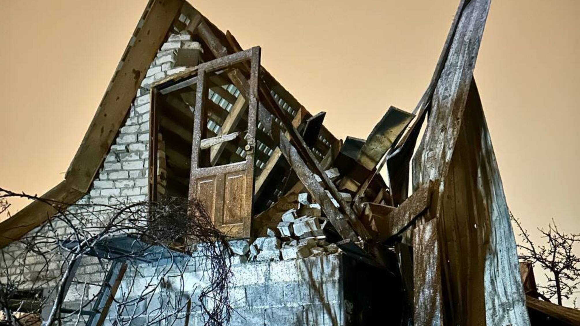 Вісім ворожих ракет збиті над Бортничами: пошкоджені будинки, четверо людей постраждали (фото)