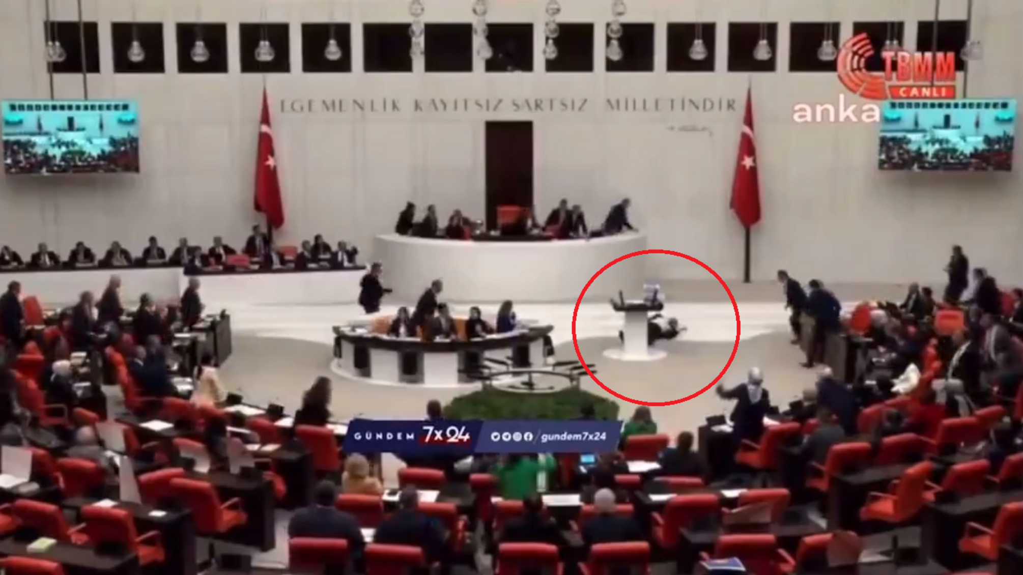 У турецького депутата стався серцевий напад під час виступу в залі парламента