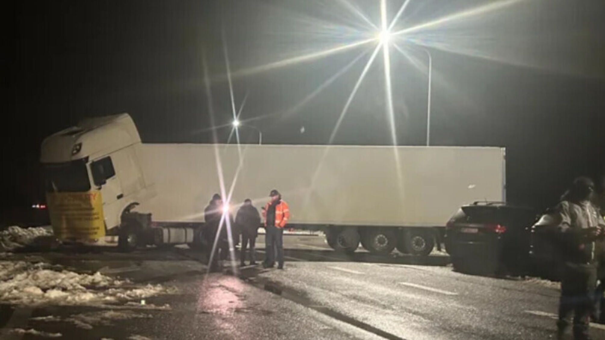 Полиция приехала к польским перевозчикам, заблокировавшим путь
