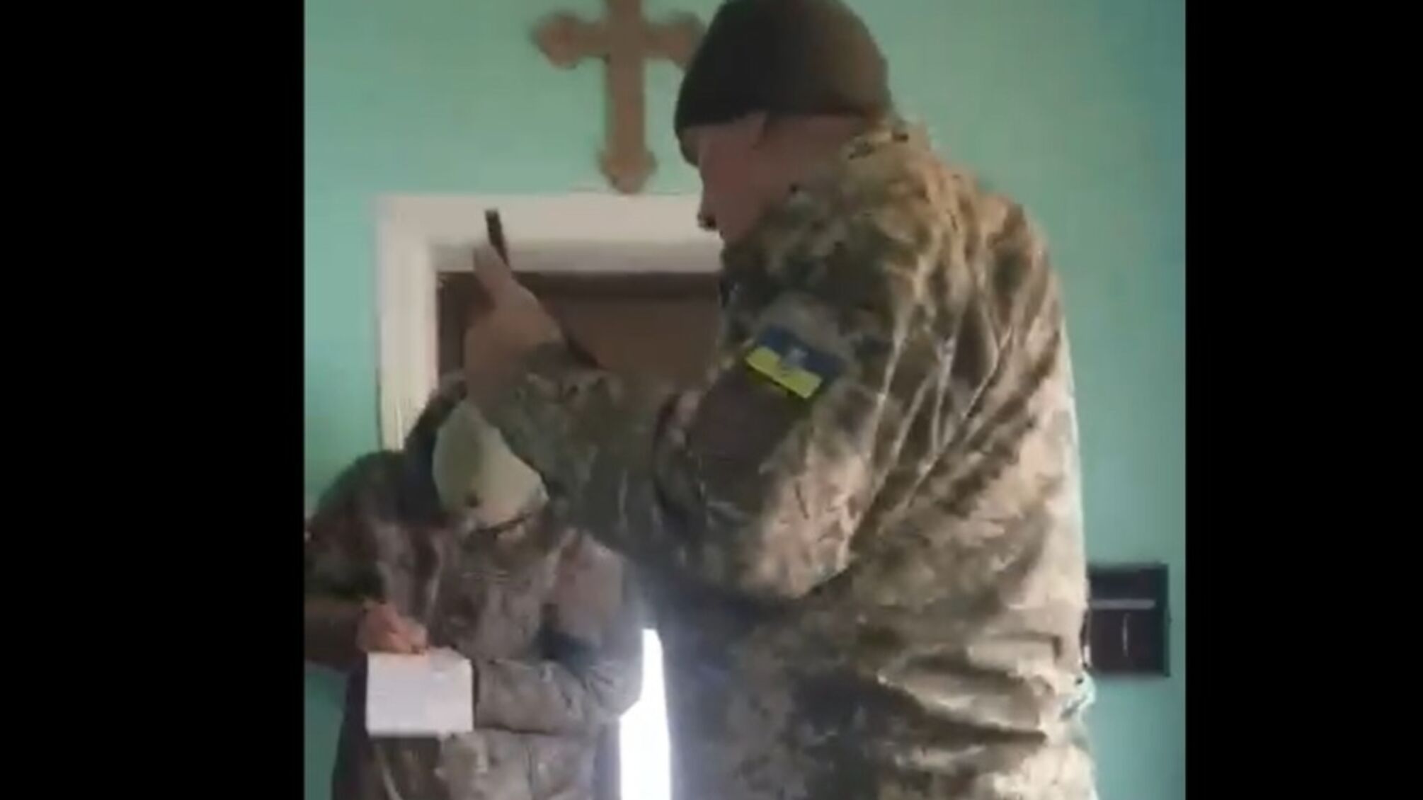 На Львівщині ТЦК з погрозами виписали повістку священнику