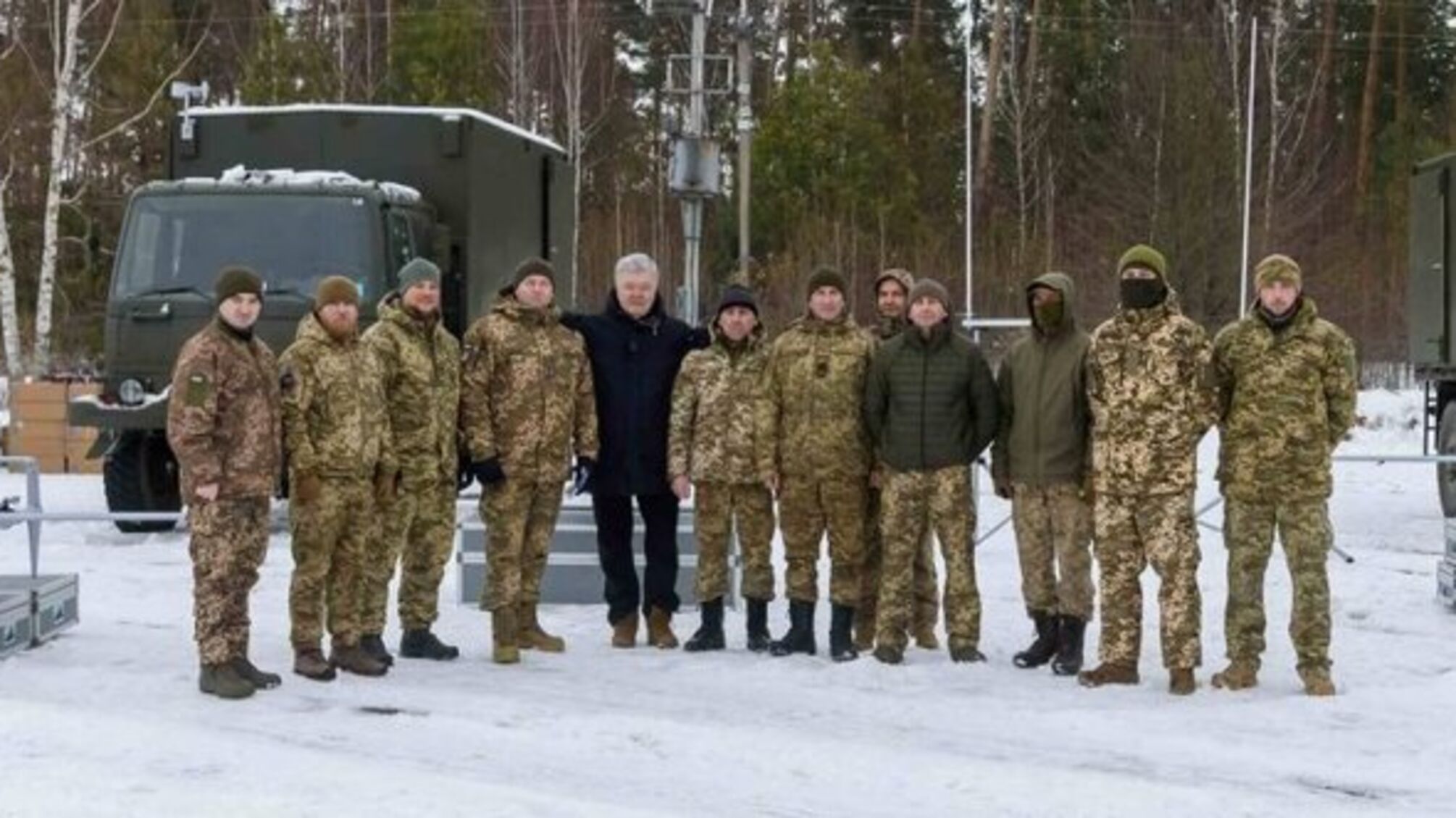 Колишній президент України передав допомогу військовим 