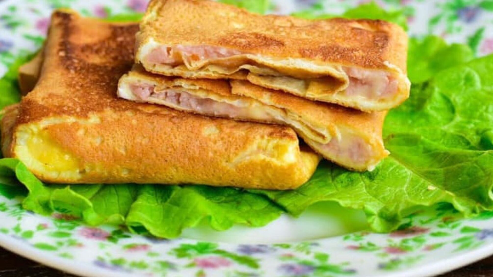 Оригинальный завтрак по рецепту Ольги Сумской: яичные конверты с сыром и ветчиной.