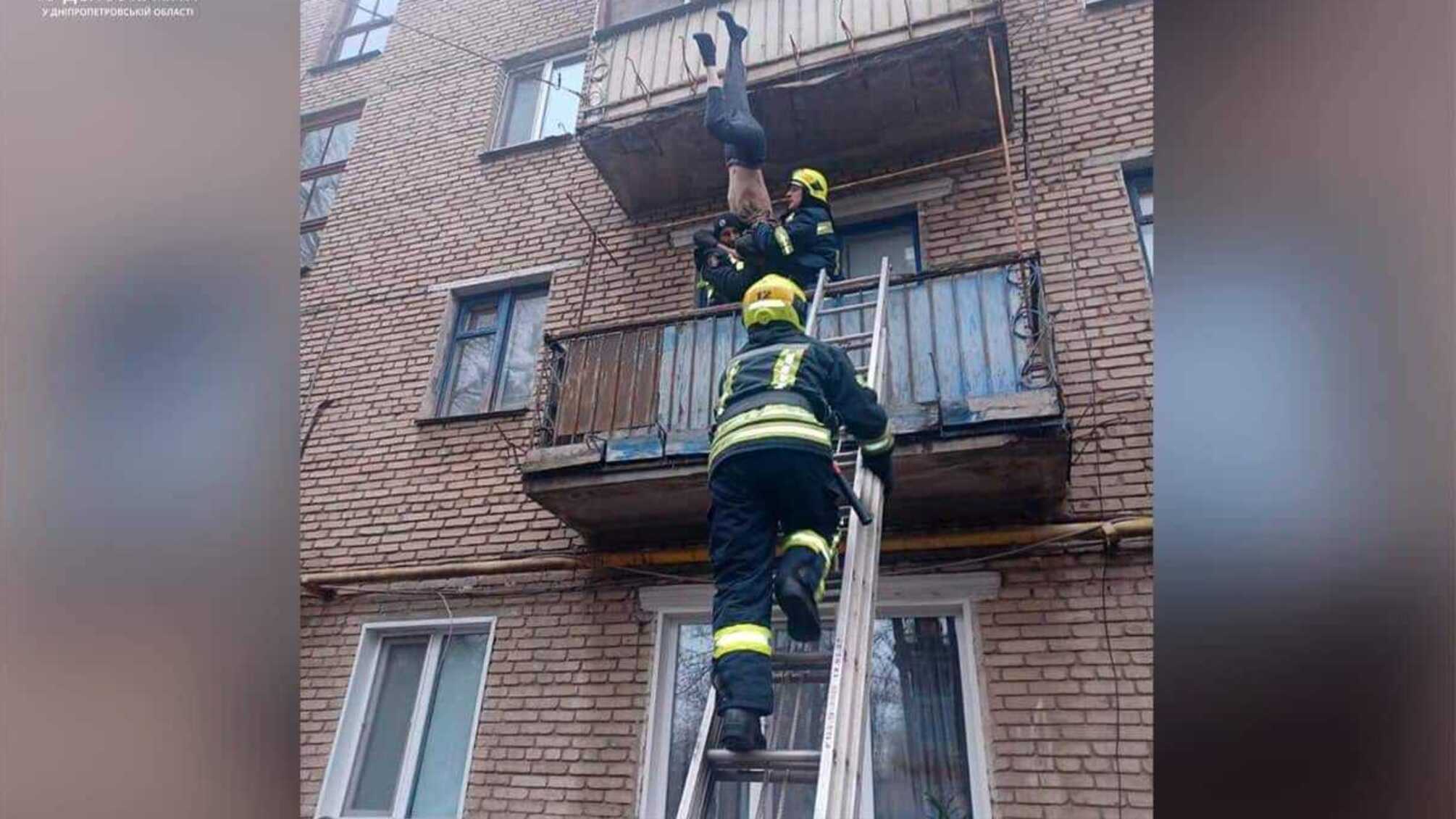 Тікав у білизні і застряг між поверхами: у Кривому Розі врятували 'каскадера'-невдаху