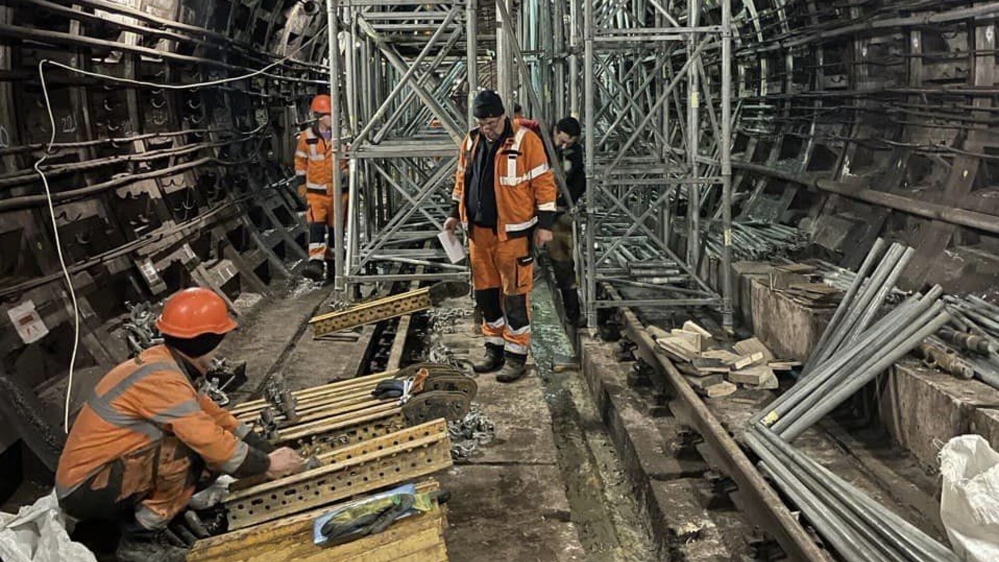 Просідання ґрунту над тунелем метро: у Київському метрополітені прокоментували хід робіт