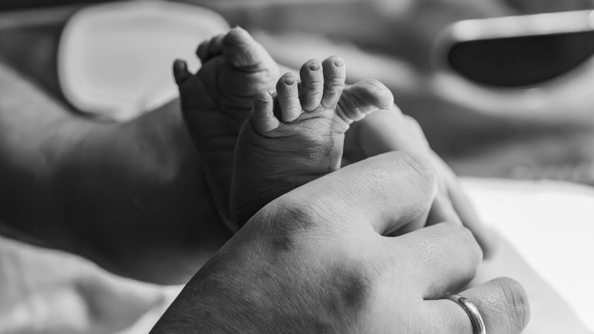 Юлія Лущинська вперше стала мамою та замилувала фото з новонародженою та чоловіком