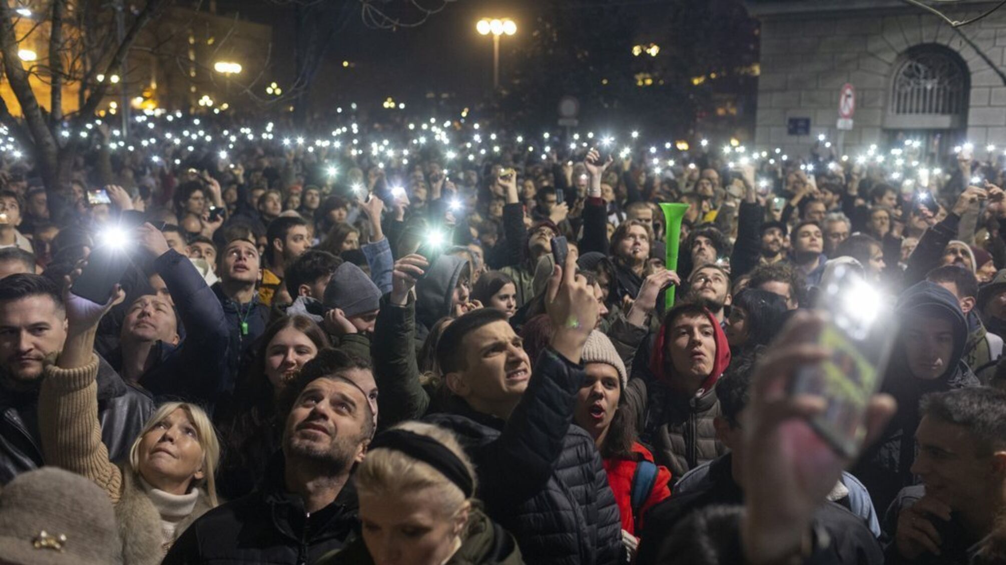 У Белграді кілька тисяч людей зібралися перед штаб-квартирою державної виборчої комісії, скандуючи 'злодії'
