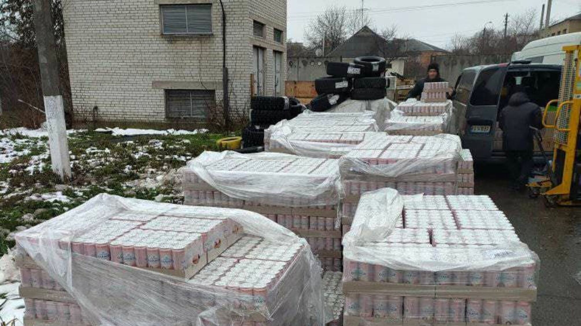 Компанія Carlsberg подарувала Україні 24 тисячі банок безалкогольного пива як гумдопомогу