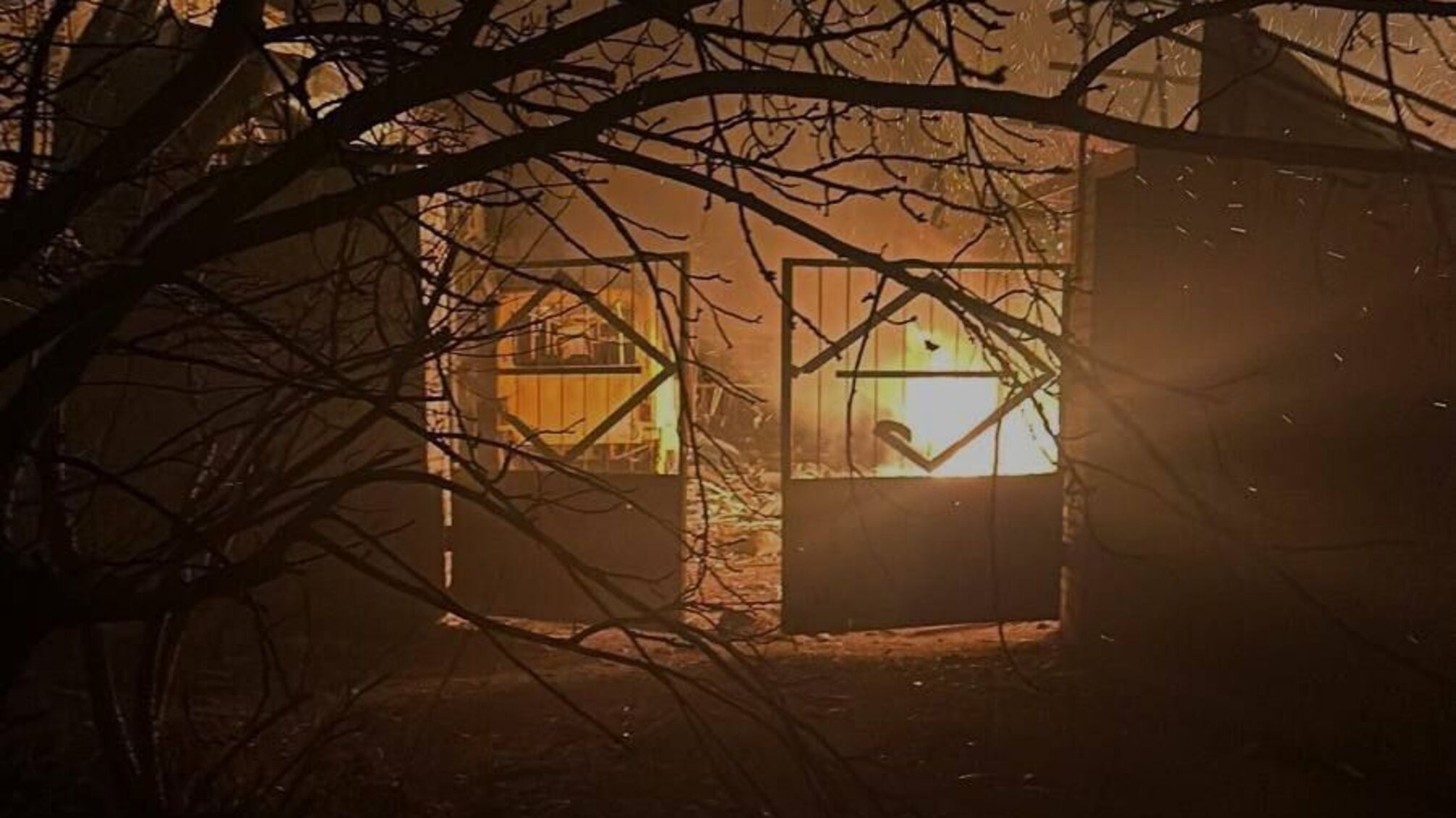 Ночью россияне атаковали Харьков, сообщают о попадании возле жилых домов (обновлено)