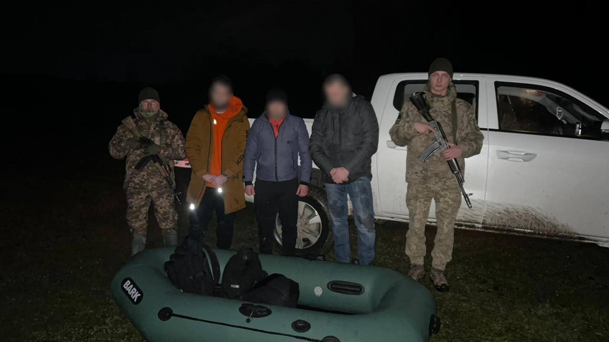 Група українських чоловіків у різдвяну ніч намагалася здолати Тису (відео)