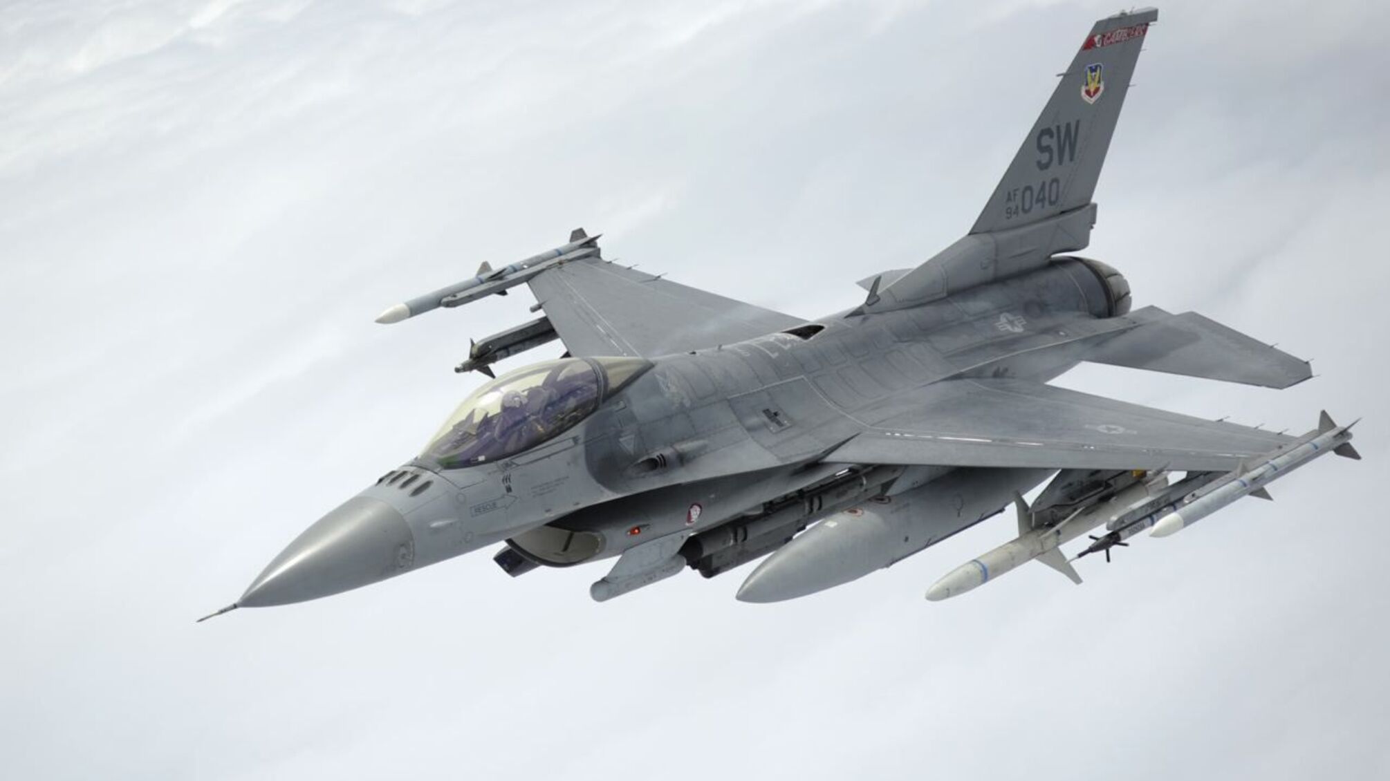 Шість українських пілотів уже навчаються кермувати  F-16 у Данії 