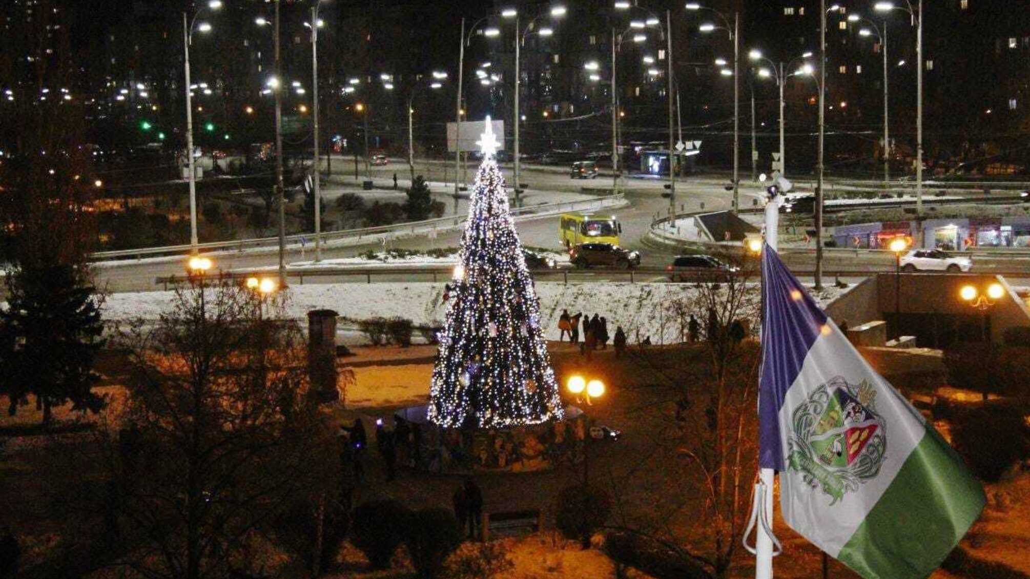 Большинство елок создано районными администрациями за спонсорские средства