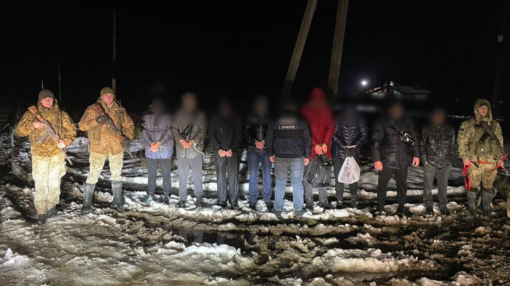 В заснеженных горах Закарпатья пограничники задержали 8 нарушителей