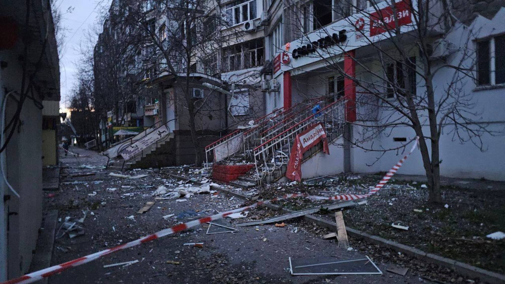 В Херсоне россияне ударили по многоэтажке и больницам: есть погибшие