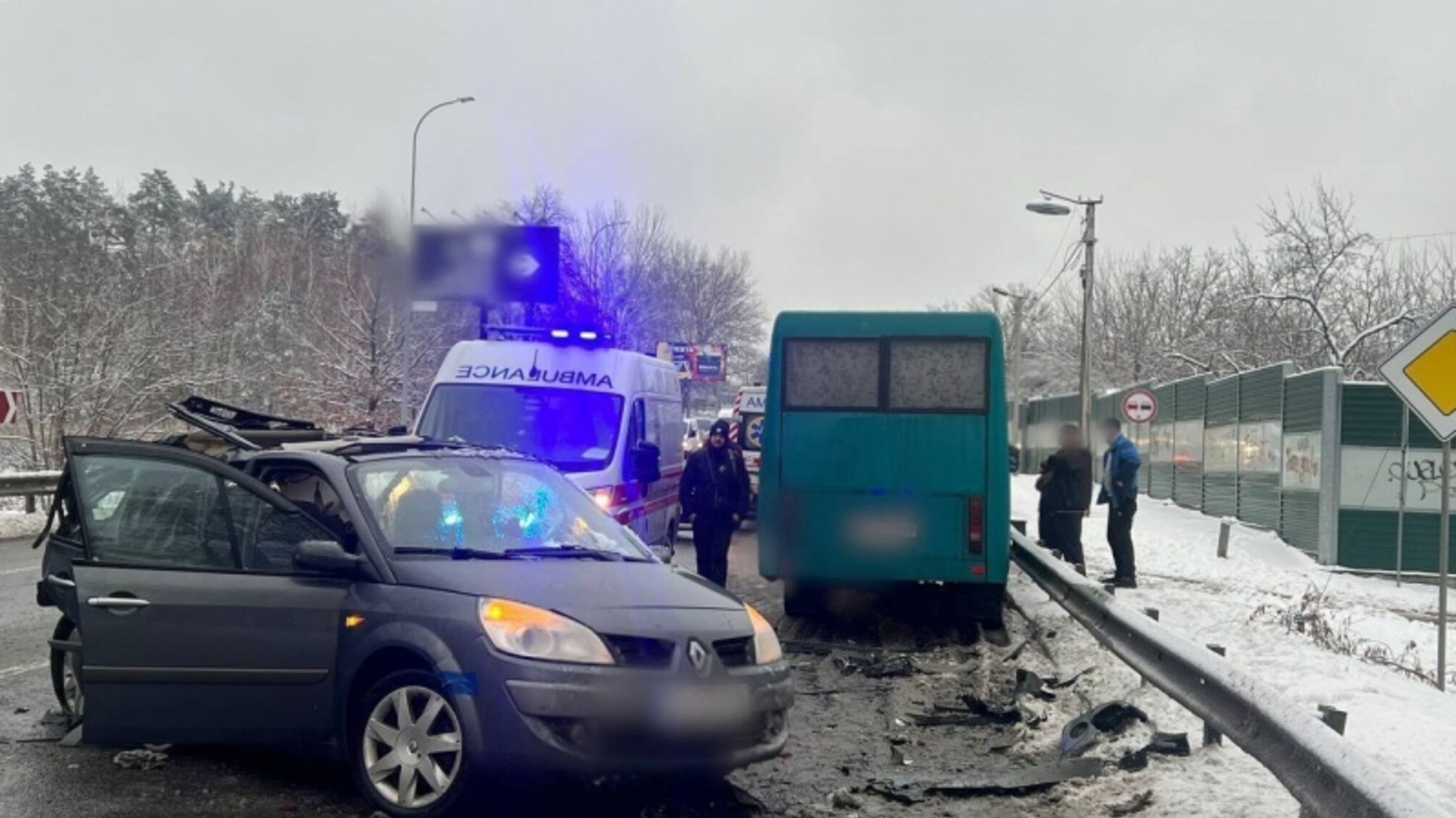 Під Києвом автобус потрапив у потрійну ДТП: троє постраждалих