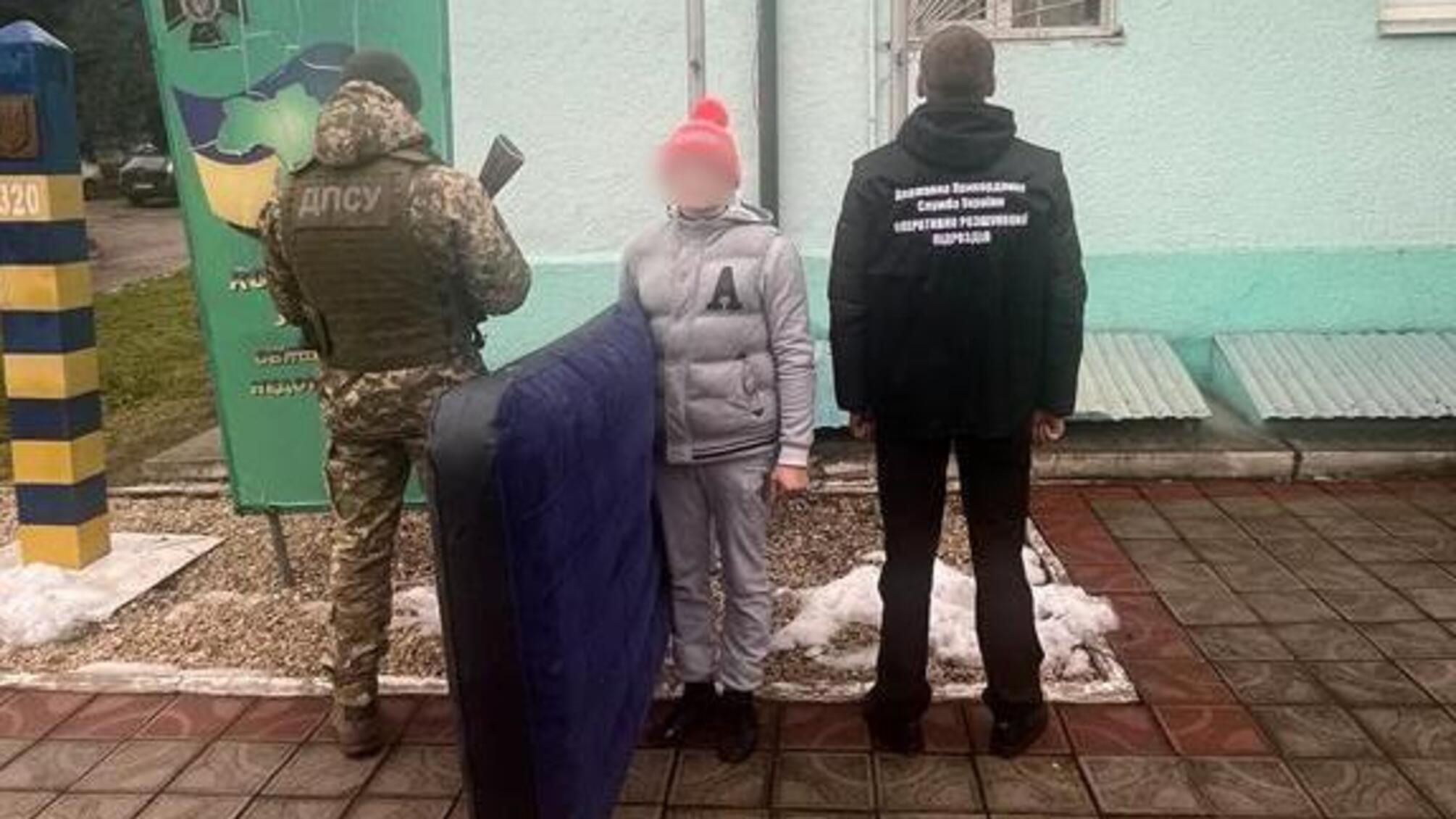 Уклонист собирался штурмовать полноводную Тису на надувном матрасе