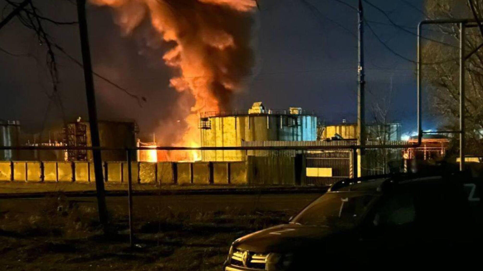 Беспилотники ударили по нефтебазе в Луганске