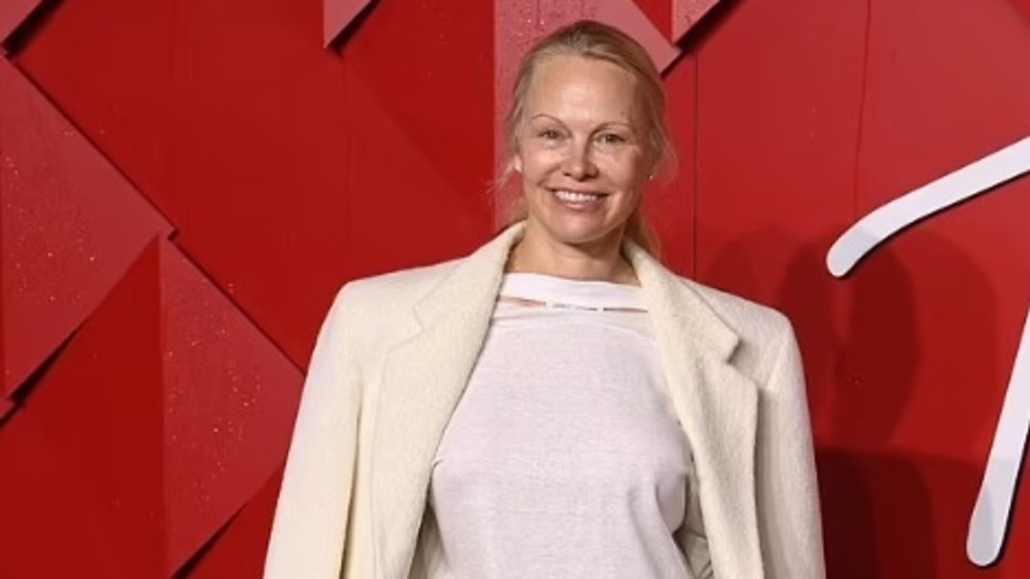 Зірка 'Рятувальників Малібу' була вдягнута, скромно та елегантно