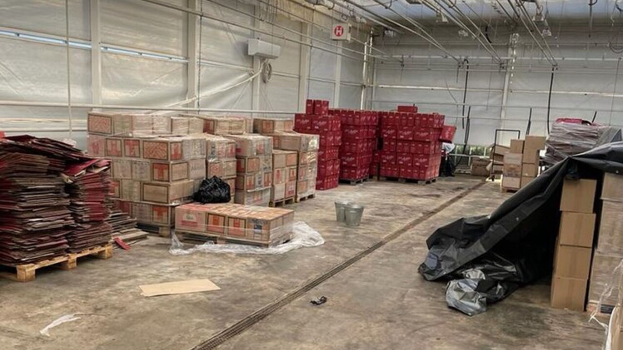 БЭБ разоблачило масштабное производство фальсифицированной пищевой продукции в Киеве