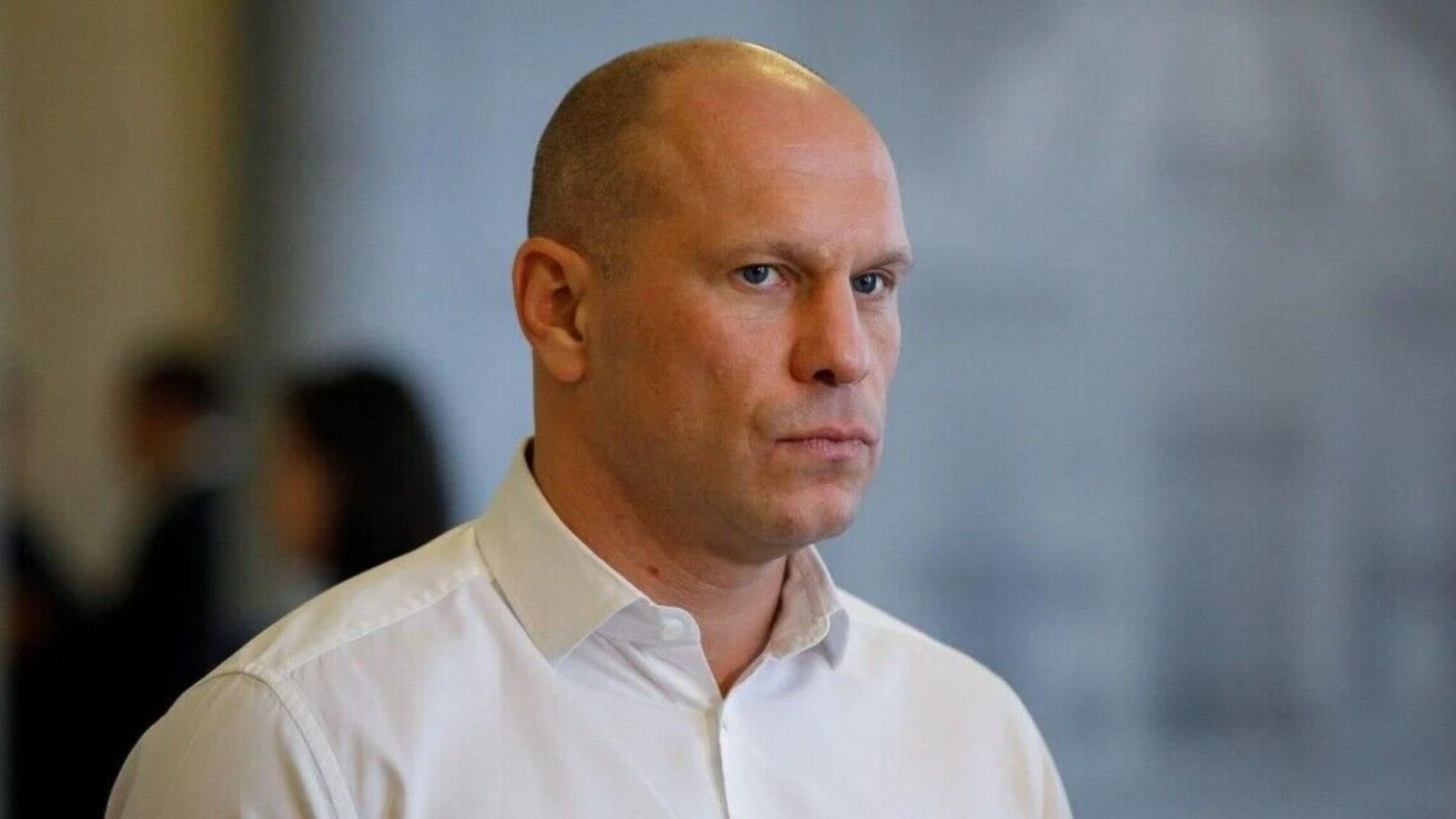 Попри поранення в голову ексдепутат спромігся дійти до території готельного комплексу